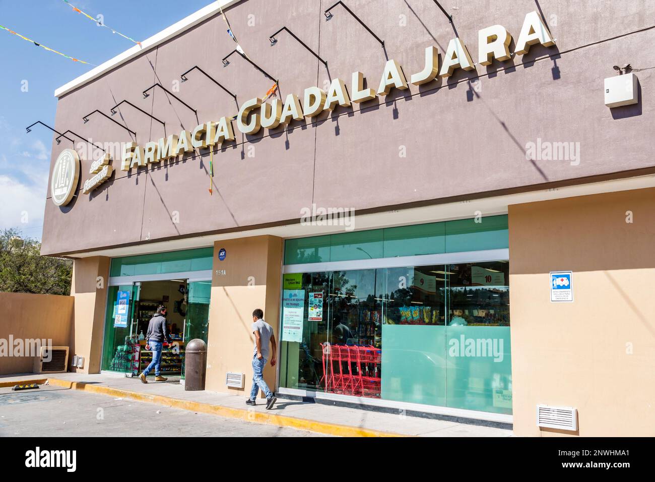 San Miguel de Allende Guanajuato Mexiko, Farmacia Guadalajara, Apotheke Drogerie, Außenansicht, Gebäude, Vordereingang, Geschäfte Busse Stockfoto