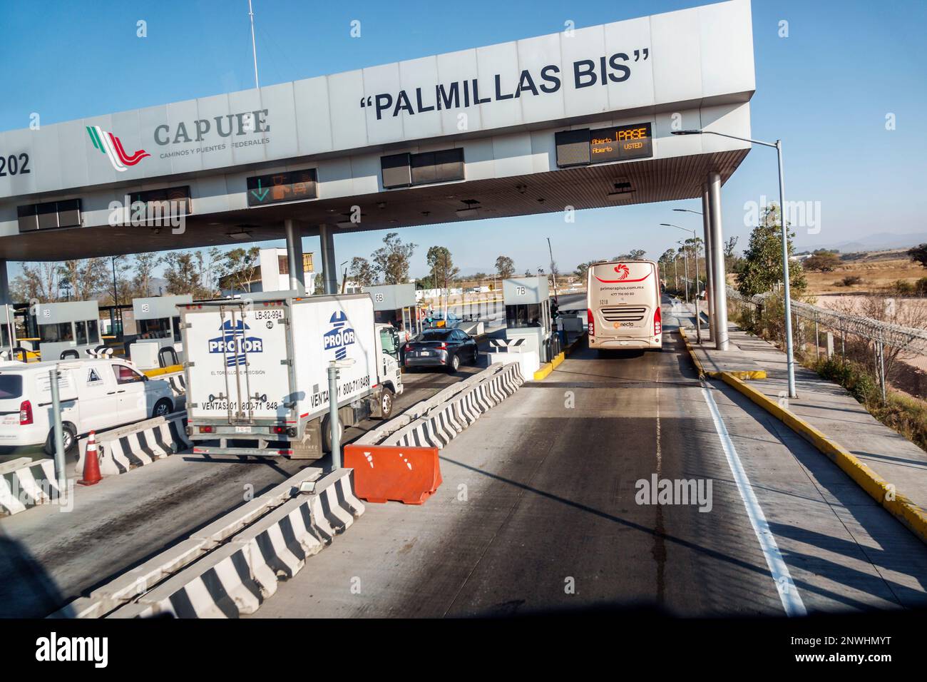 Mexiko-Stadt, Autobahnmaut, Lkw-Fahrzeuge, Schilder Informationen, Stockfoto