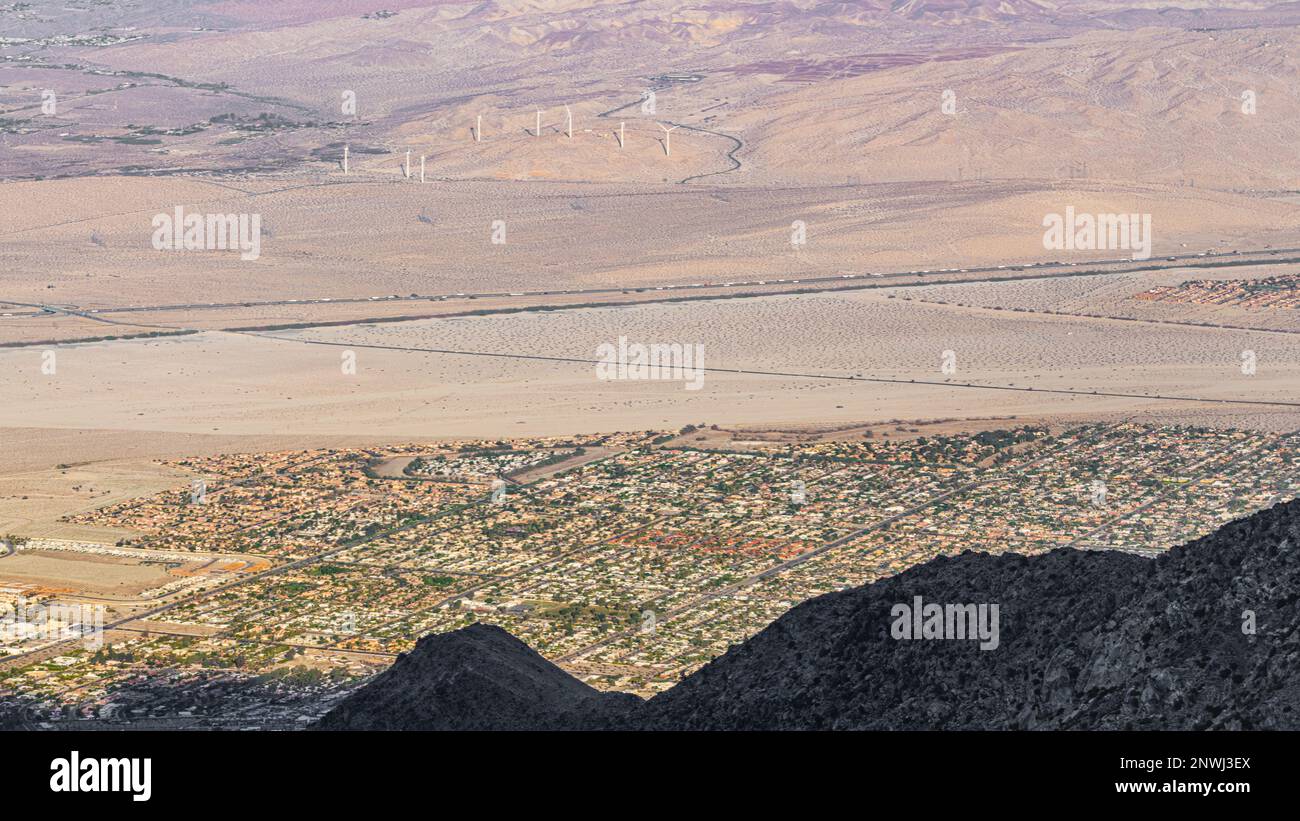 Das Tal von Palm Springs Landschaft im Herbst an einem trüben, warmen Nachmittag aus der Luft, über Schuss. Stockfoto