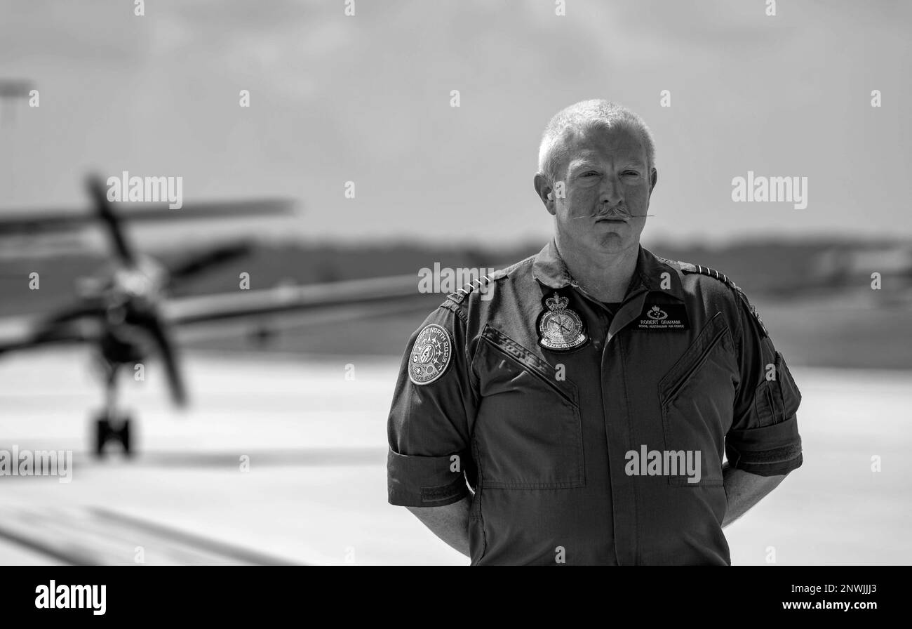 Hauptmann Robert Graham der Royal Australian Air Force (RAAF) Group, Cope North 2023 RAAF Exercise Director, steht vor einem C-12 Huron während eines Elefantenspaziergangs auf dem Luftwaffenstützpunkt Andersen, Guam, 9. Februar 2023. Cope North ist eine jährliche Übung vor Ort, die es jeder Partnernation ermöglicht, ihre lebenswichtigen Fähigkeiten im Bereich der Bereitschaft zu verbessern und gleichzeitig die Interoperabilität zwischen mehreren Missionsbereichen zu verbessern. Dazu gehören Luftüberlegenheit, Sperren, elektronische Kriegsführung, taktische Lufttransporte und Luftbetankungskapazitäten. Stockfoto