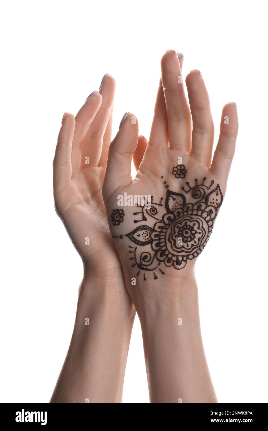 Frau mit Henna-Tattoo auf der Handfläche vor weißem Hintergrund, Nahaufnahme. Traditionelles Mehndi-Ornment Stockfoto