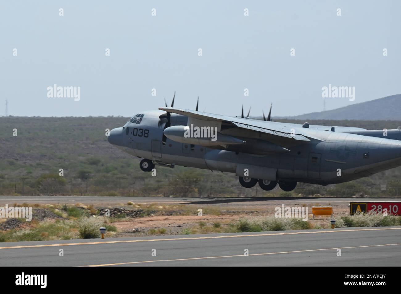 EIN US-AMERIKANISCHER Marinekorps KC-130J startet zur Unterstützung einer simulierten Vorwärtsprüfungs- und Tankstelle (FARP)-Übung am Chabelley Airfield, Dschibuti, 22. Februar 2023. Die Fähigkeit eines Joint Force Commander, seine Truppen fließend durch das Theater zu bewegen, um Initiativen gegen einen Gegner zu ergreifen, zu halten und zu nutzen, ist der Schlüssel, um Bereitschaft und Widerstandsfähigkeit zu gewährleisten und Vermögen und Personal zu schützen. (USA Air Force Foto von Tech. Sgt. Jayson Burns) Stockfoto