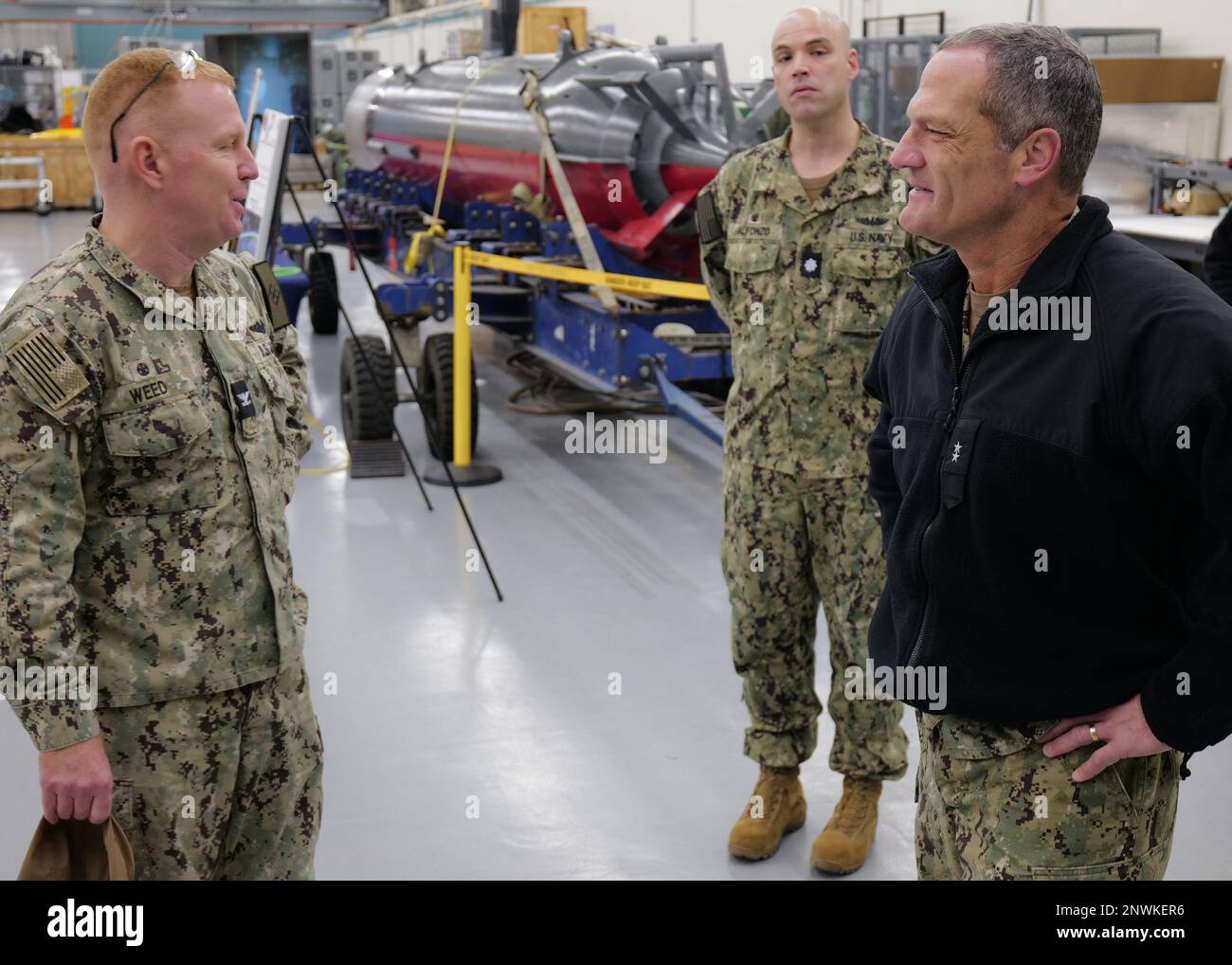 230216-N-UL721-1062 MARINESTÜTZPUNKT KITSAP – KEYPORT, Washington (16. Februar 2023) Hinten ADM. Jeff Jablon, Befehlshaber der U-Boot-Streitkräfte, USA Pacific Fleet, trifft sich mit Captain Jason Weed, kommodore von Unmanned Undersea Vehicles Squadron One, um über die neuesten Entwicklungen in Unmanned Undersea Technology zu sprechen. Die Pacific Submarine Force bietet strategische Abschreckung, Anti-U-Boot-Kriegsführung, Anti-Oberflächen-Kriegsführung, Präzisionslandschlag, nachrichtendienstliche Informationen, Überwachungs-, Aufklärungs- und Frühwarnsysteme sowie spezielle Kriegsführungsmöglichkeiten auf der ganzen Welt. Stockfoto