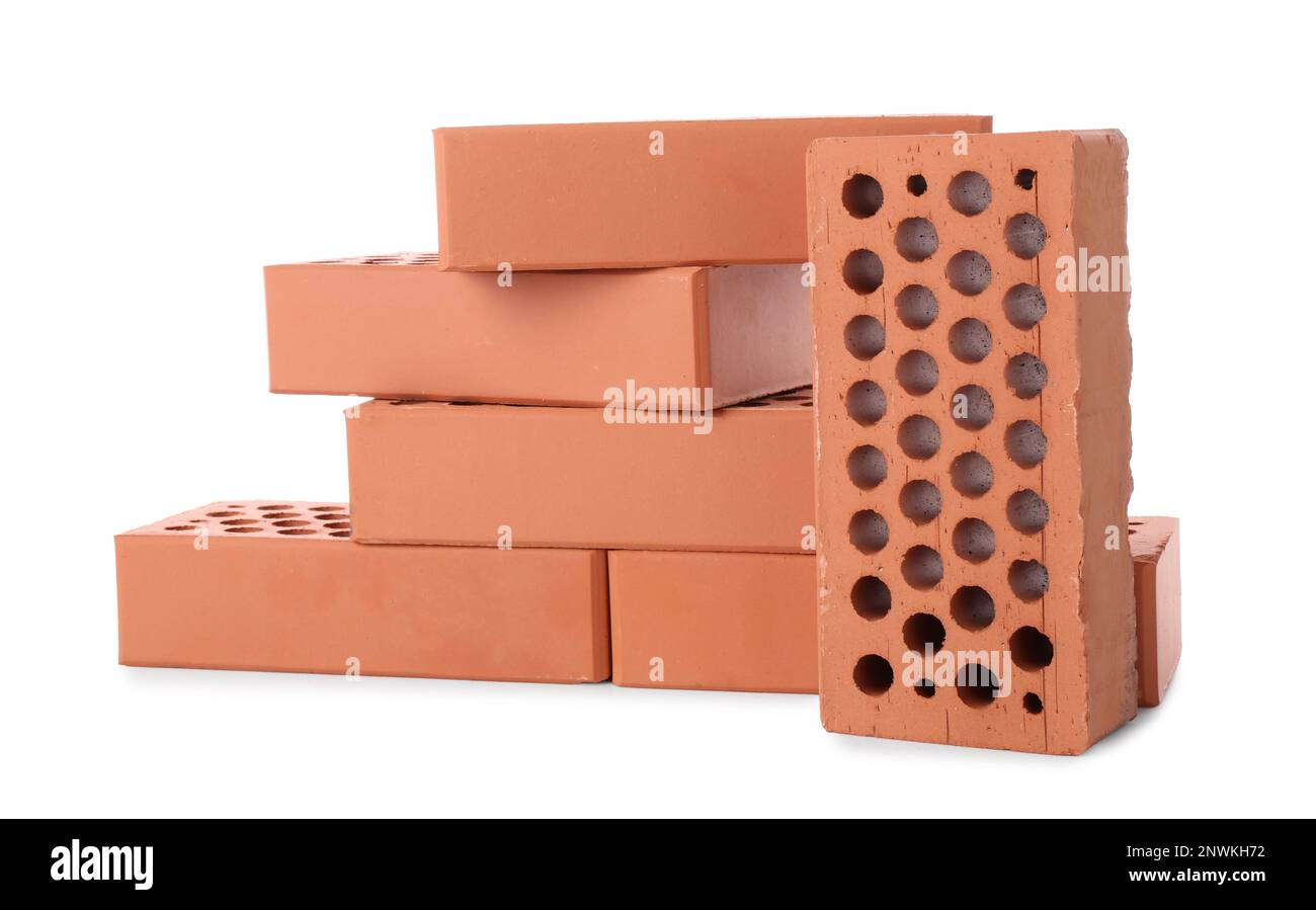 Viele rote Ziegel auf weißem Hintergrund. Baumaterial Stockfoto