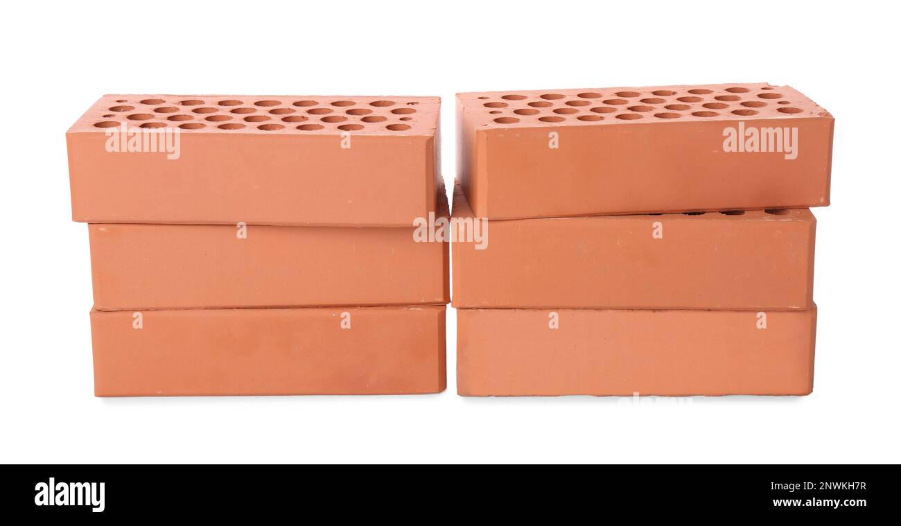 Viele rote Ziegel auf weißem Hintergrund. Baumaterial Stockfoto