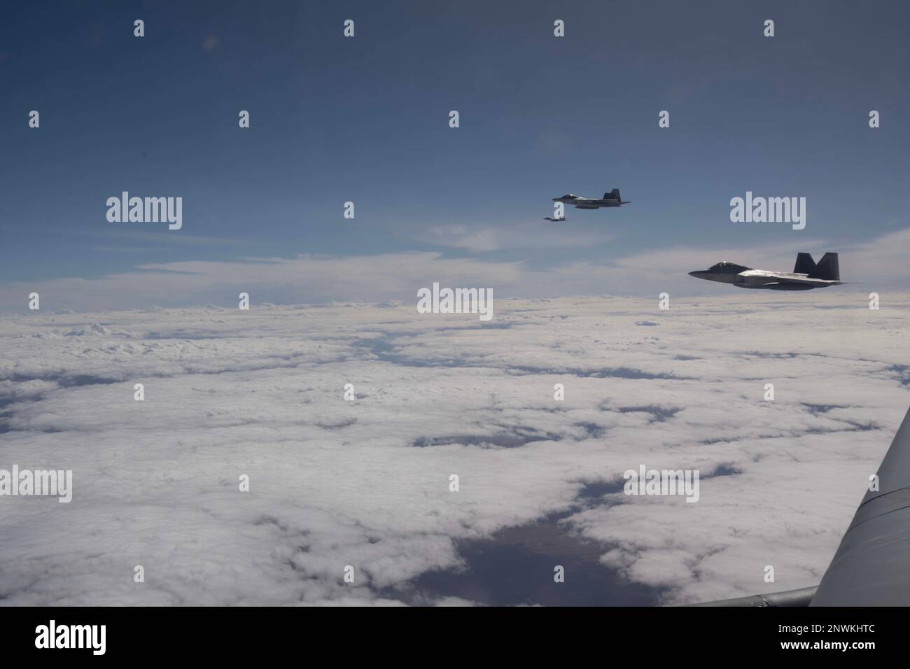 Drei US-Dollar Air Force F-22 Raptor-Flugzeuge der Joint Base Elmendorf-Richardson, Alaska, fliegen in Formation über Australien am 25. Februar 2023. Die mehrteilige Betankungsmission verbesserte die integrierten Tankkapazitäten und leistete gleichzeitig Transportunterstützung für die 2023 stattfindende Australian International Airshow und die Ausstellung für Luft- und Raumfahrt und Verteidigung am Avalon International Airport, Victoria, Australien. (USA Air Force Foto von Senior Airman Alexander Merchak) Stockfoto