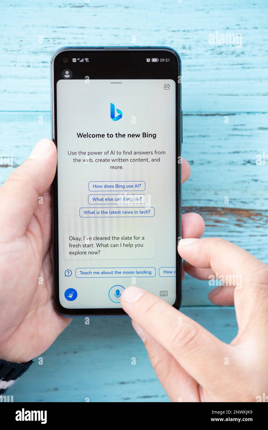 Zhongshan China-Feb 28,2023:Mann chattet mit dem neuen Bing über Mobilgerät bei vertikaler Komposition. Stockfoto