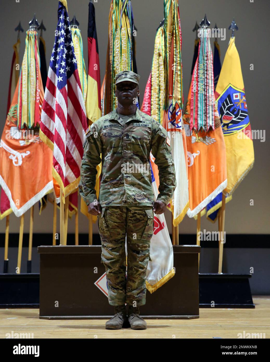 Oberstleutnant Wendall V. Marshall erwartet weitere Weisungen während einer Haftungsübernahmezeremonie am 9. Februar 2023 an der USAG Wiesbaden. Als Oberfeldwebel Major der 2D. Theater-Signalbrigade ist Marshall der ranghöchste Soldat der Brigade und Hauptberater des Kommandanten. Stockfoto