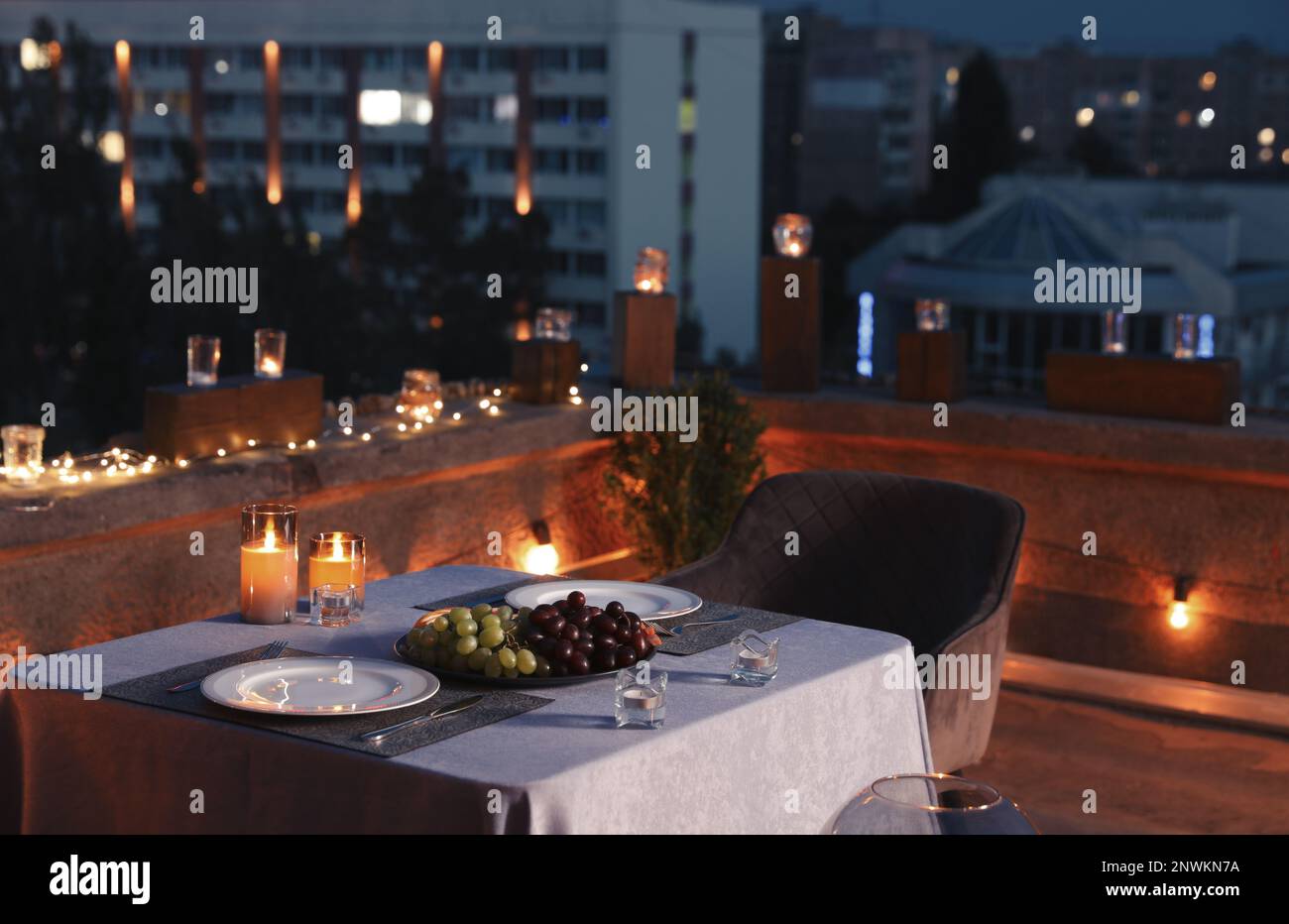 Wunderschöner Blick auf ein modernes Café mit Dachterrasse am Abend Stockfoto