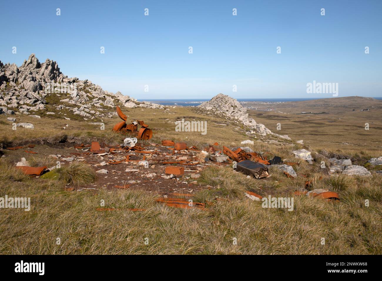 Die Überreste einer argentinischen Feldküche aus dem Falklands-Krieg von 1982 auf Mount Longdon, Falklandinseln. Stockfoto