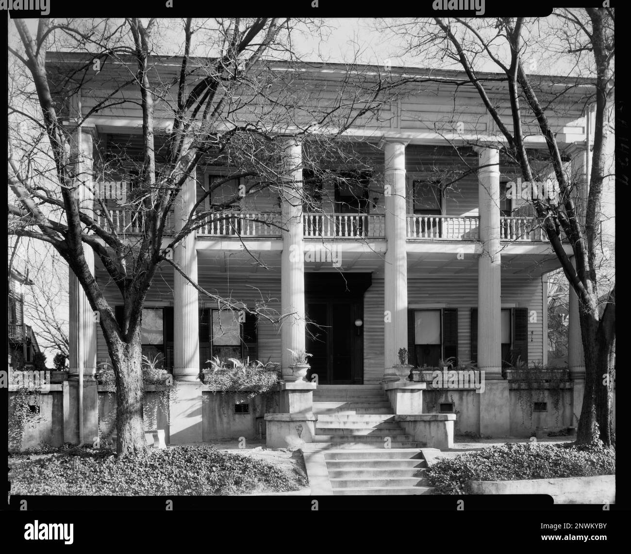 House, Macon, Bibb County, Georgia. Carnegie Survey of the Architecture of the South (Carnegie-Umfrage zur Architektur des Südens). Vereinigte Staaten, Georgia, Bibb County, Macon, Häuser, Säulen, Balkone, Säulengänge, Porches. Stockfoto House, Macon, Bibb County, Georgia. Carnegie Survey of the Architecture of the South (Carnegie-Umfrage zur Architektur des Südens). Vereinigte Staaten, Georgia, Bibb County, Macon, Häuser, Säulen, Balkone, Säulengänge, Porches. Stockfoto