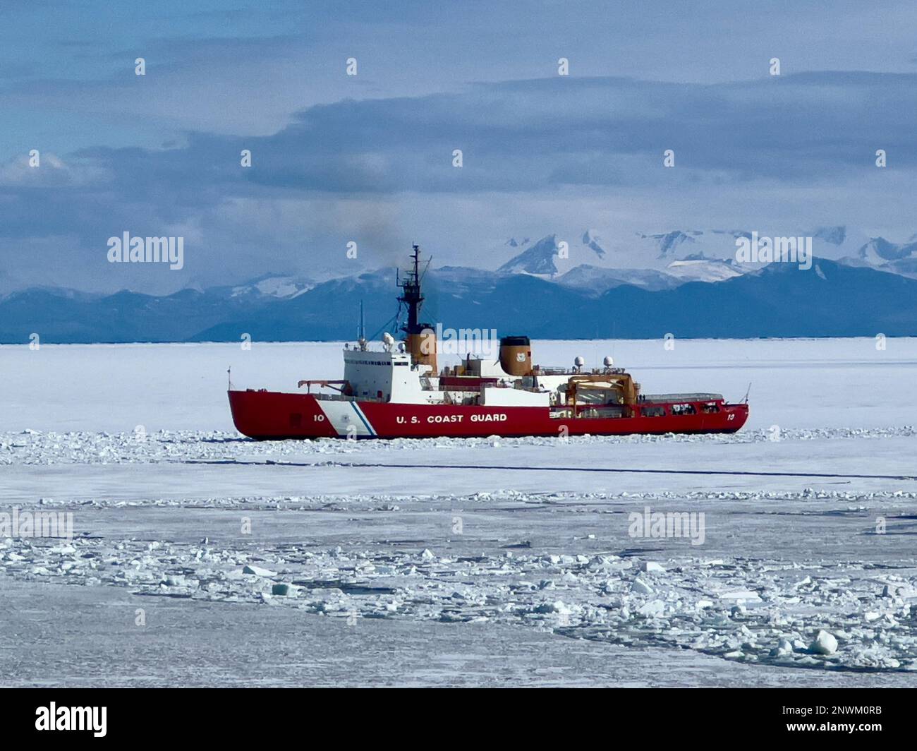 230118-N-NX070-1001 der schwere Eisbrecher USCGC Polar Star (WAGB 10) bricht das Eis, das sich dem McMurdo-Bahnhof in der Antarktis nähert. Die Joint Task Force-Support Forces Antarctica überwacht die Aktivitäten der gemeinsamen Dienste und unterstützt die National Science Foundation und das United States Antarctic Program durch die Operation Deep Freeze durch das Verteidigungsministerium. Stockfoto