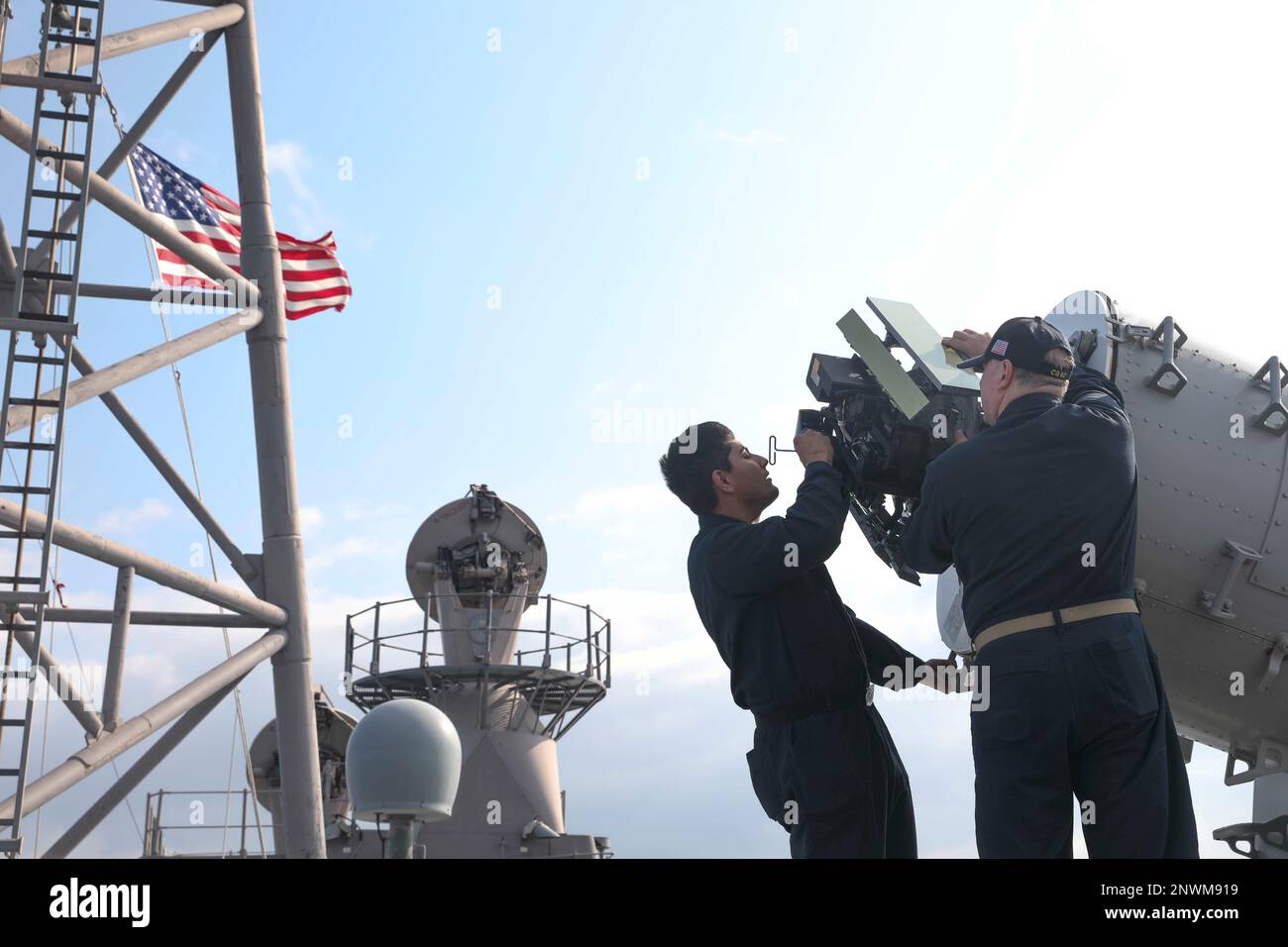 230120-N-BN445-1131 PHILIPPINE SEA (20. Januar 2023) Fire Controlman 2. Class Francisco Morales, from Long Beach, California, Left, und Chief Fire Controlman Wayne Whalen, aus San Diego, Kalifornien, arbeitet am Phalanx close-in Weapons System (CIWS) an Bord des Ticonderoga-Class Guided-Raketenkreuzers USS Chancellorsville (62. Januar, Philippine Sea) in den 20. Chancellorsville ist dem Kommandeur zugeteilt, Task Force 70/Carrier Strike Group 5, die Routineeinsätze zur Unterstützung eines freien und offenen Indo-Pacific durchführt. Stockfoto