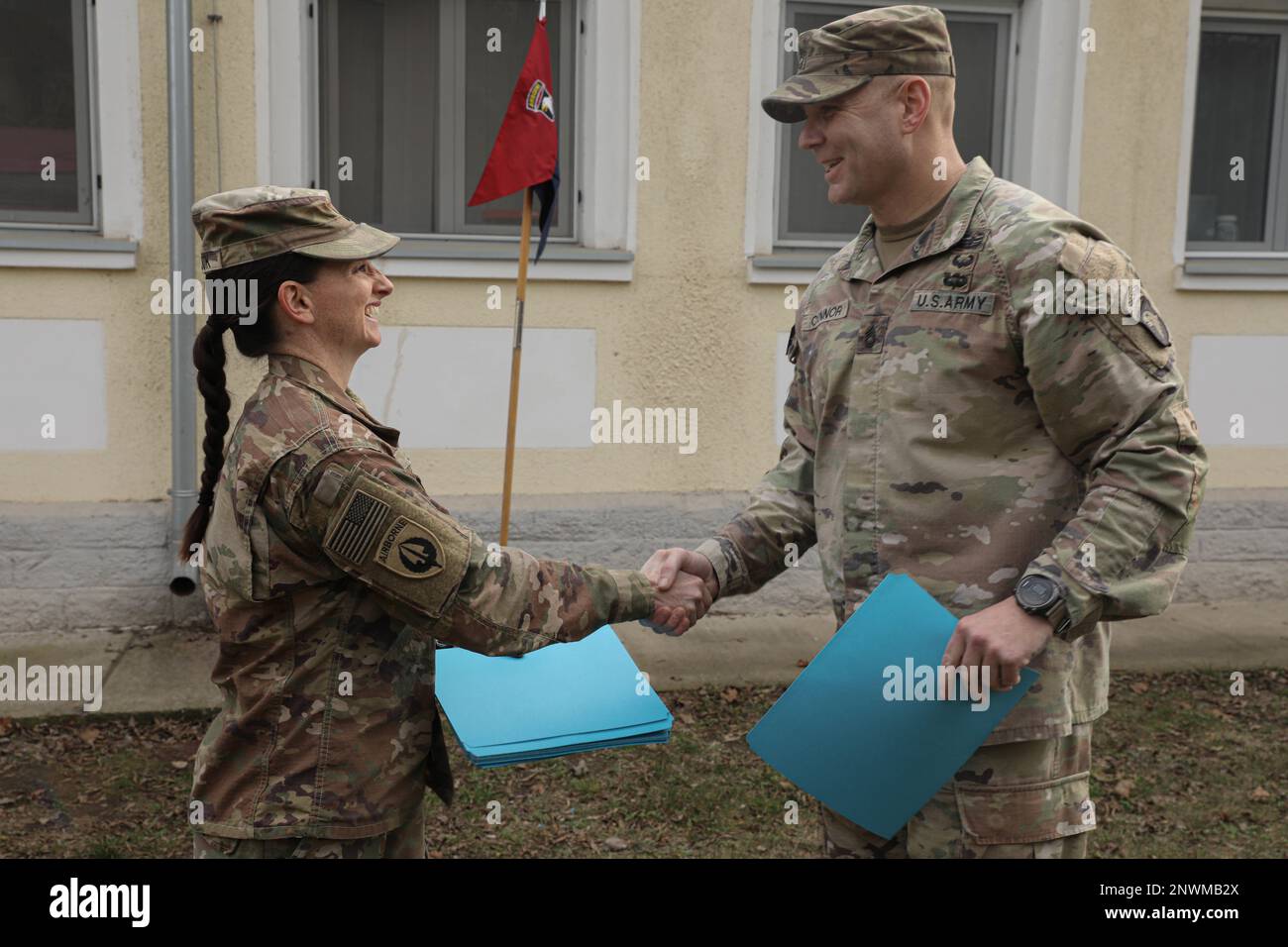 USA Armeekapitän Sarah Scherk, Kommandeur der Hauptquartier-Unterstützungsgesellschaft, Hauptquartier- und Hauptquartier-Bataillon, 101. Luftangriff, Hands Sgt. 1. Klasse Jacob Connor der 101. Luftangriffe A Certificate at Mihail Kogalniceanu Air Base, Rumänien, 20. Januar 2023. Soldaten, die den norwegischen Ruck-March-Preis gewinnen wollen, müssen einen 18,6-Meilen-Ruck-marsch in nicht mehr als viereinhalb Stunden mit mindestens 25 Pfund in einem Rucksack beenden. Stockfoto