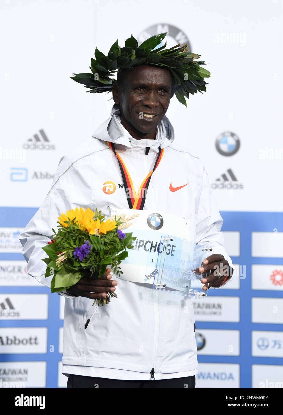 Eliud Kipchoge (KEN) poses with medal after winning the 45th Berlin Marathon in a world best 2:01.39 in Berlin, Germany, Sunday, Sept. 16, 2018.. Kipchoge broke the previous record by 1:18 set in 2014 by Dennis Kimetto. It is the largest single improvement on the marathon world record since Derek Clayton improved the mark by 2:23 in 1967. (Jiro Mochizuki/IOS via AP) Stockfoto