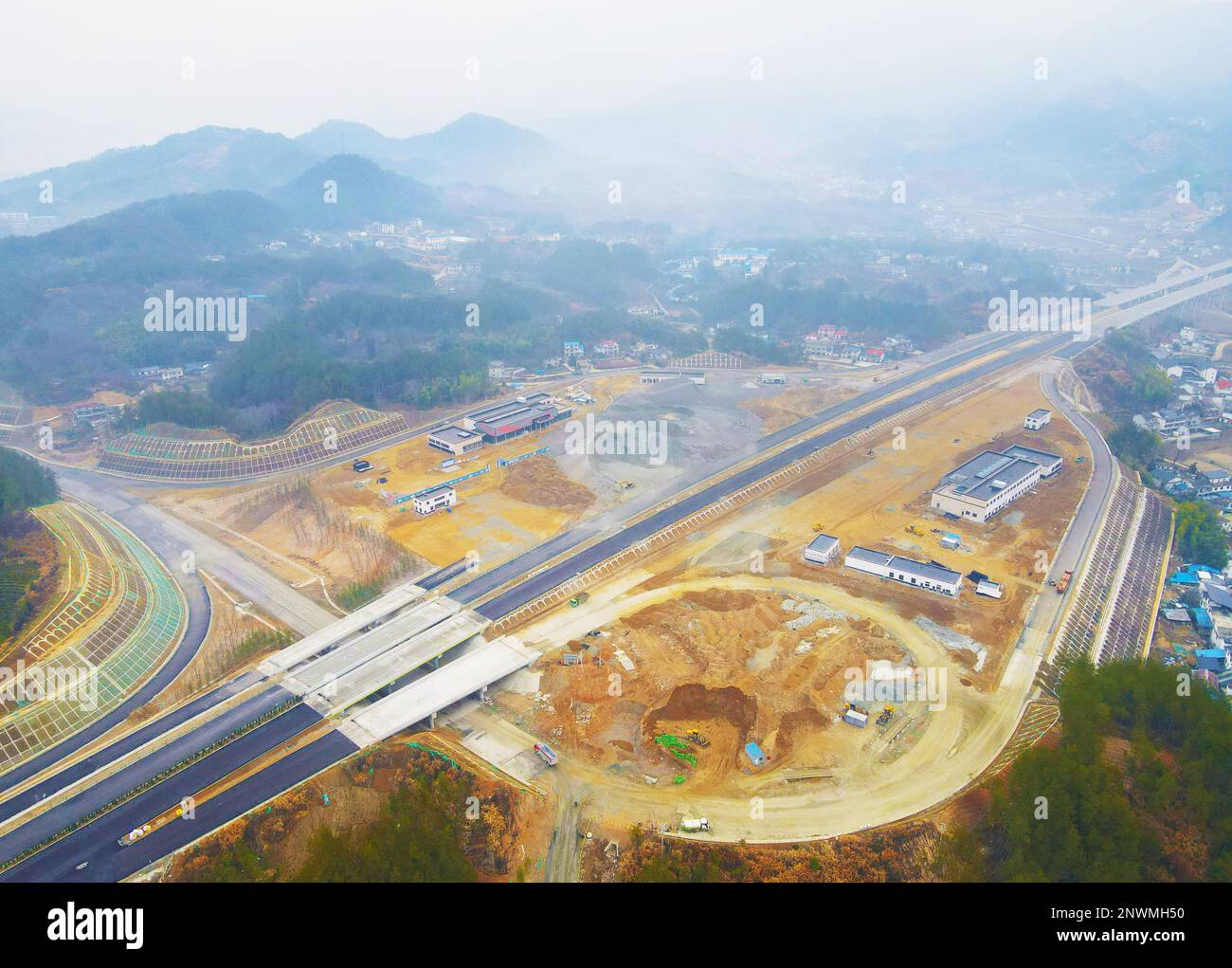 ANQING, CHINA 1. MÄRZ 2023 Arbeiter arbeiten am Abschnitt G4221