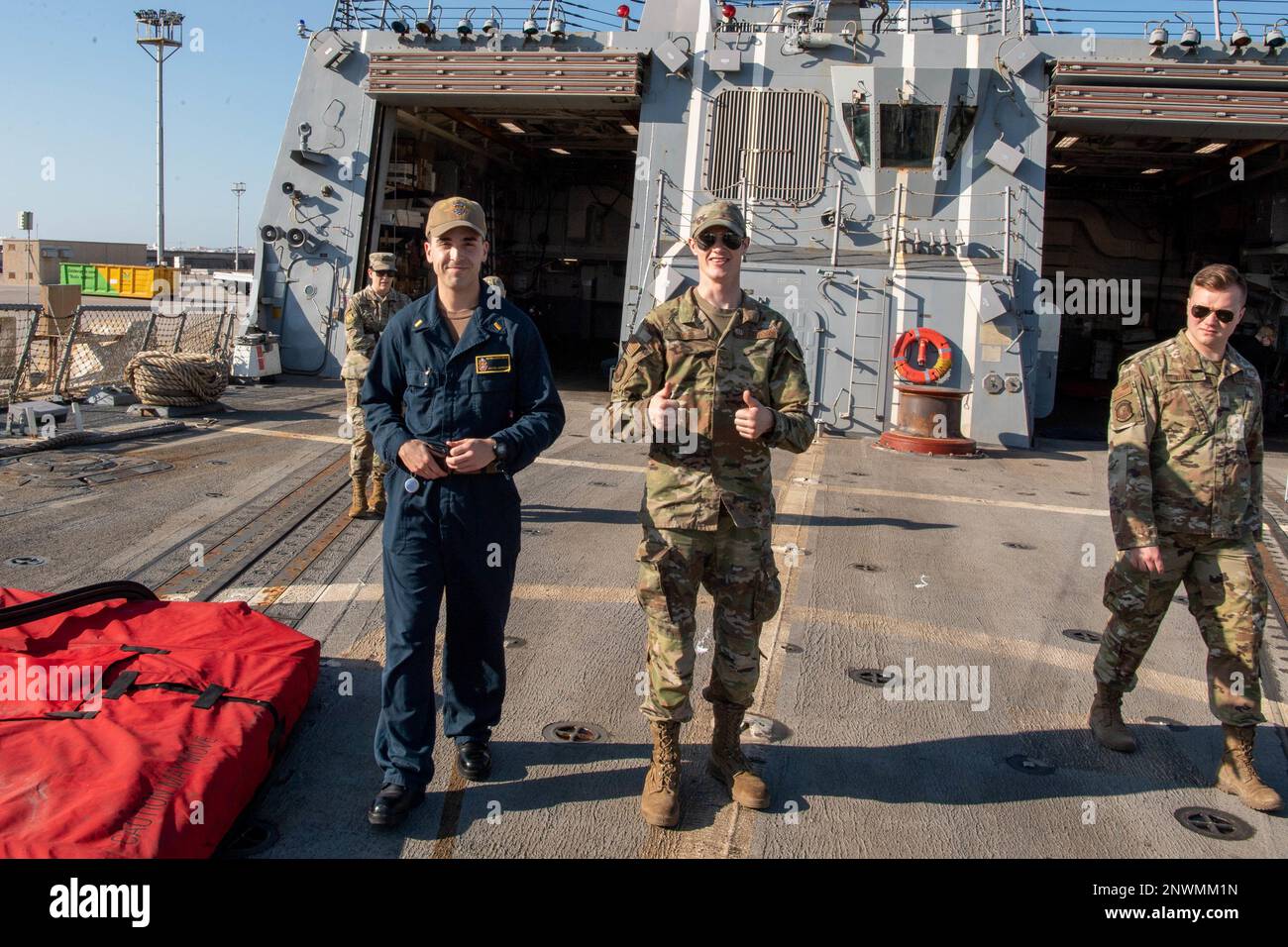 ROTA, Spanien (4. Januar 2023)- ENS. Jacob Jackson, dem Arleigh-Burke ...
