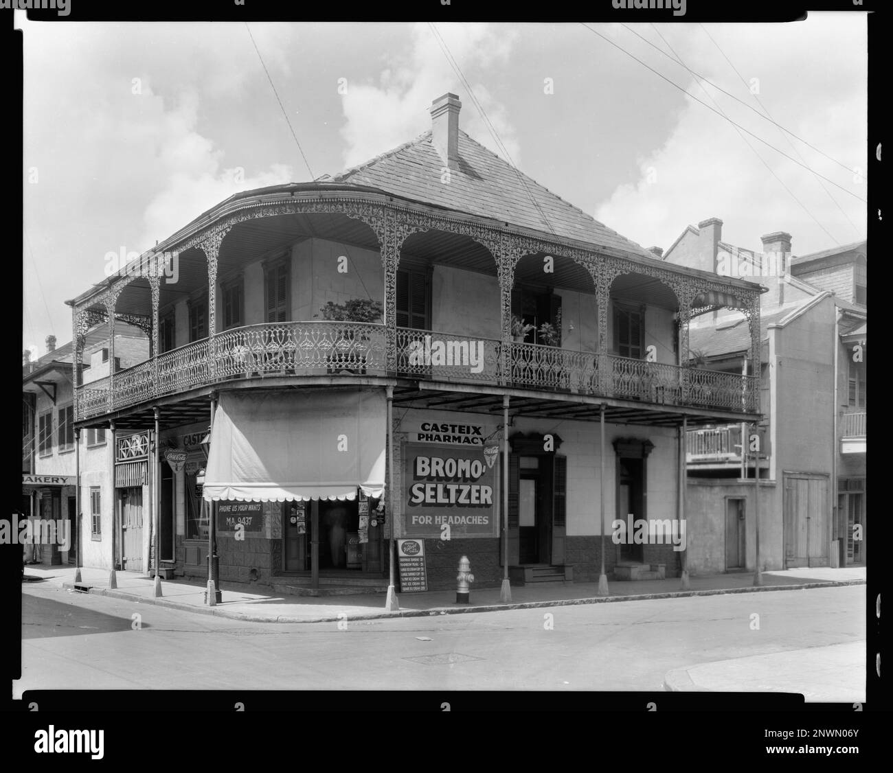 721 Dauphine St., New Orleans, Orleans Parish, Louisiana. Carnegie Survey of the Architecture of the South (Carnegie-Umfrage zur Architektur des Südens). Usa, Louisiana, Orleans Parish, New Orleans, Werbung, Balkone, Drogengeschäfte, Feuerhydranten, Eisenarbeiten. Stockfoto