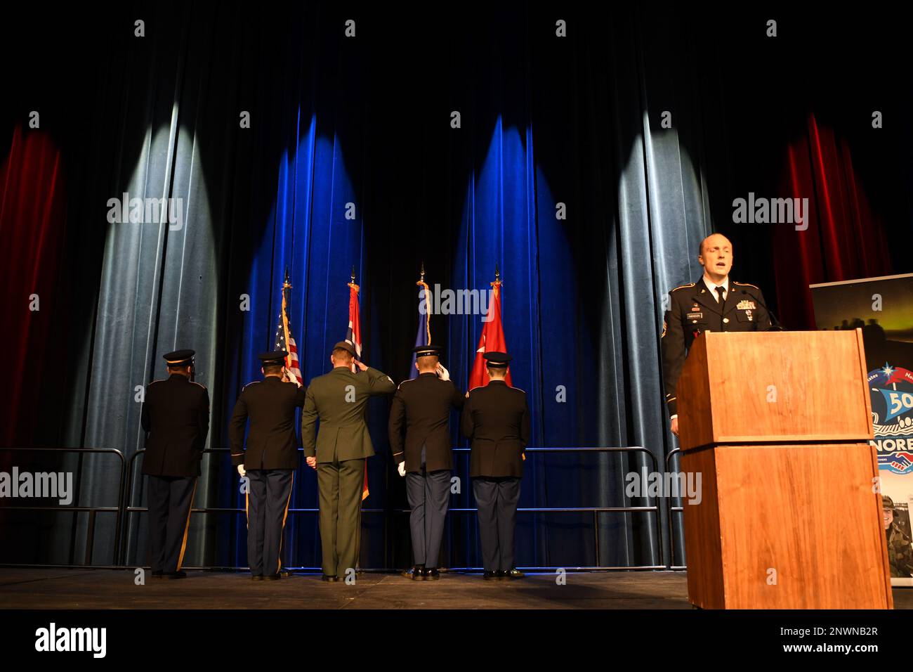 Sgt. 1. Klasse Ben Hanson von der 34. Infanteriedivision Red Bull Band singt die USA Nationalhymne bei der Eröffnungszeremonie des American Meal Banquet, ausgerichtet von der Minnesota National Guard im Roy Wilkins Auditorium in St. Paul, Minnesota am 4. Februar 2023. Rund 400 US-Bürger und norwegische Militärangehörige werden an der Veranstaltung anlässlich des 50.-jährigen Bestehens der Norwegischen Gegenseitigkeitsbörse (NOREX) teilnehmen, der am längsten laufenden Partnerschaft für den militärischen Austausch zwischen zwei Nationen. Fotos der Nationalgarde von Minnesota: Master Sgt. Paul Santikko Stockfoto