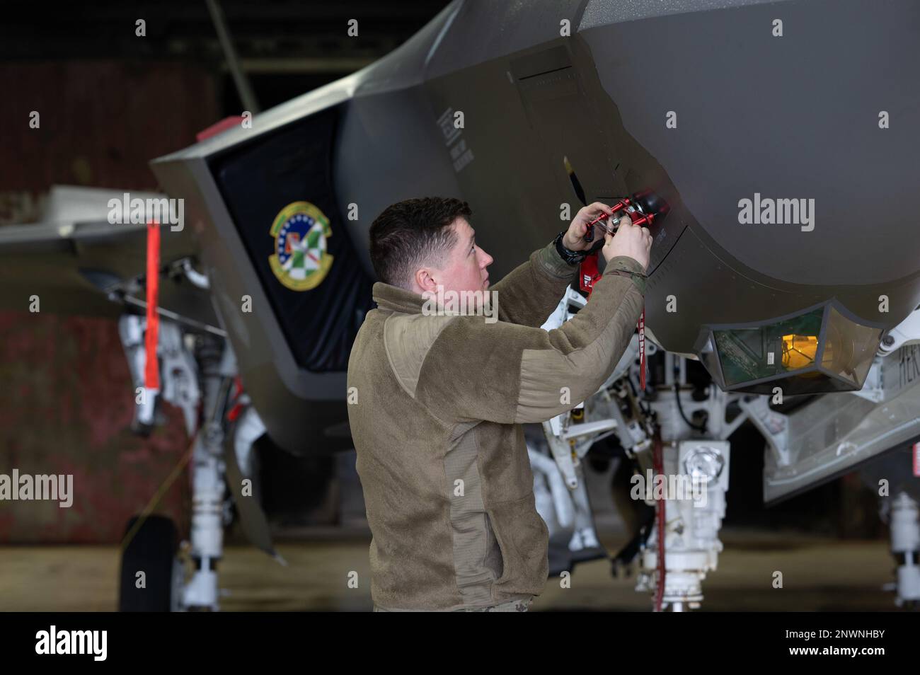 USA Air Force Senior Airman Robert Collins, 495. Aircraft Maintenance Unit Assistant Dedicated Crew Chief wird für „Faces of Liberty“ am 27. Januar 2023 hervorgehoben, um Royal Netherlands Air Force Wartungsleute für die Entsendung und Rückführung von USAF F-35 in einer Querschnittsübung in Royal Air Force Lakenheath, England, auszubilden. Früher im Monat. Diese Querschnittsaufgabe sollte die Interoperabilität verbessern und es den Vereinten Kräften ermöglichen, kohärent und wirksam zusammenzuarbeiten, um militärische Ziele zu erreichen. Stockfoto