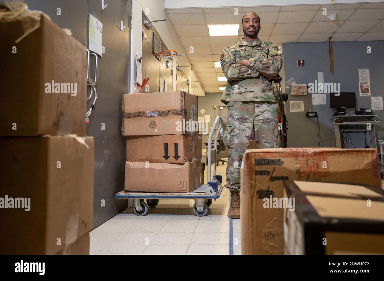 Senior Airman Rodney Bryant, 379. Expeditionstrupp, Militärpostbeamter, posiert für ein Foto am Al Udeid Air Base, Katar, 17. Februar 2023. Postangestellte bearbeiten alle eingehenden und ausgehenden Postsendungen, einschließlich der Organisation von Briefen, Paketen und Paketen. Stockfoto