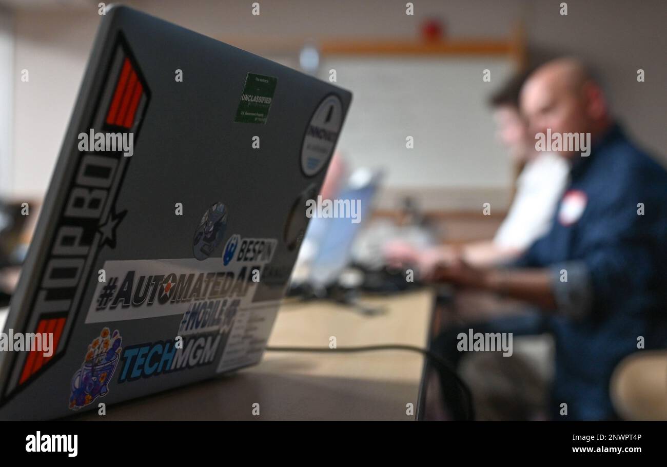 Die Teilnehmer der Roadshow Robotic Process Automation erstellen eigene Bots, die sie in ihren Arbeitszentren verwenden können, Edwards Air Force Base, Kalifornien, 7. Februar 2023. Die Schulung wurde durchgeführt, um eine Automatisierung für Systeme und tägliche Prozesse zu schaffen, damit mehr Zeit für die Konzentration auf die Mission bleibt. Stockfoto
