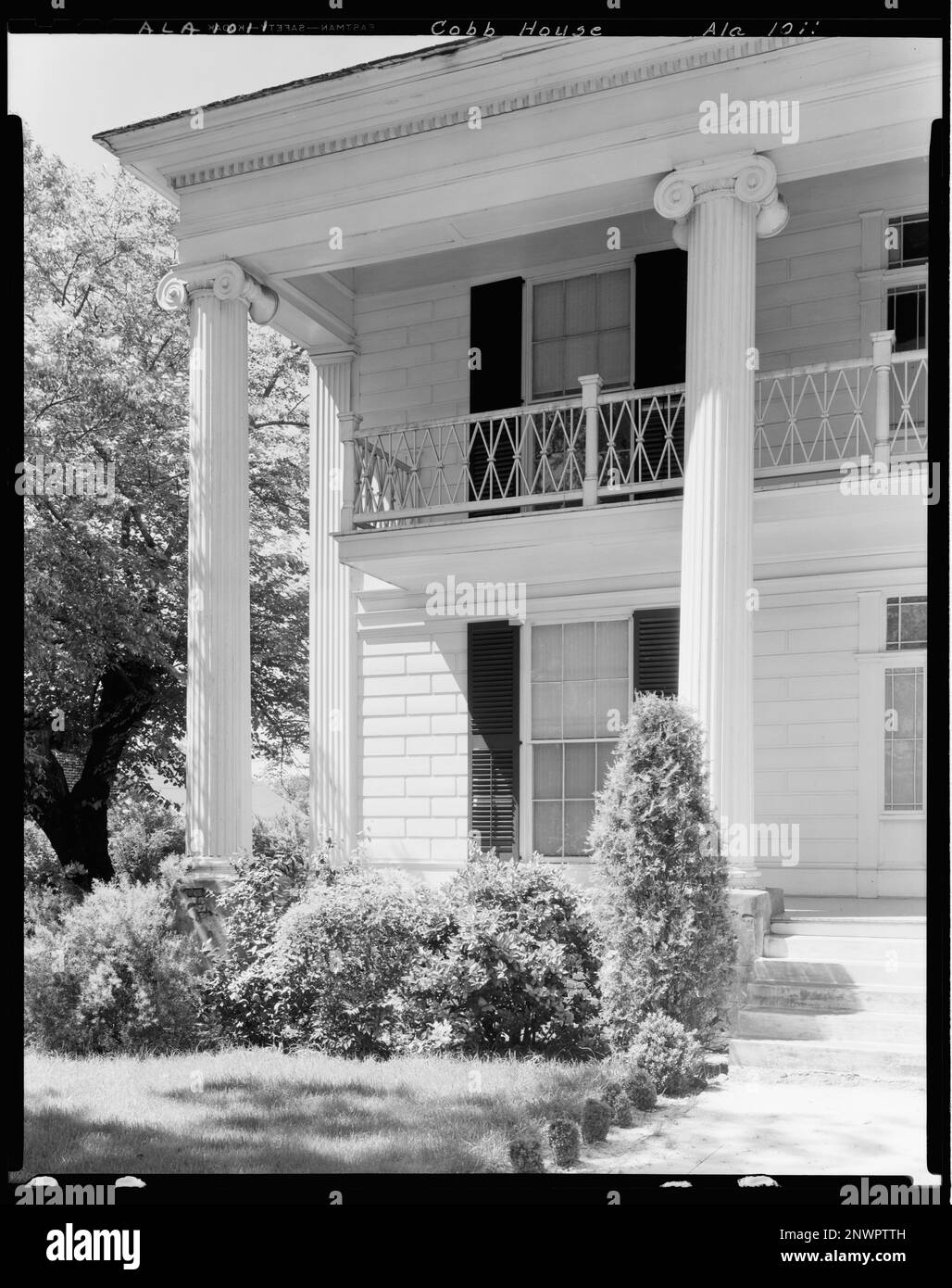 Cobb House, 504 E. Main St., Tuskegee, Macon County, Alabama. Carnegie Survey of the Architecture of the South (Carnegie-Umfrage zur Architektur des Südens). Vereinigte Staaten, Alabama, Macon County, Tuskegee, Balkons, Spalten. Stockfoto