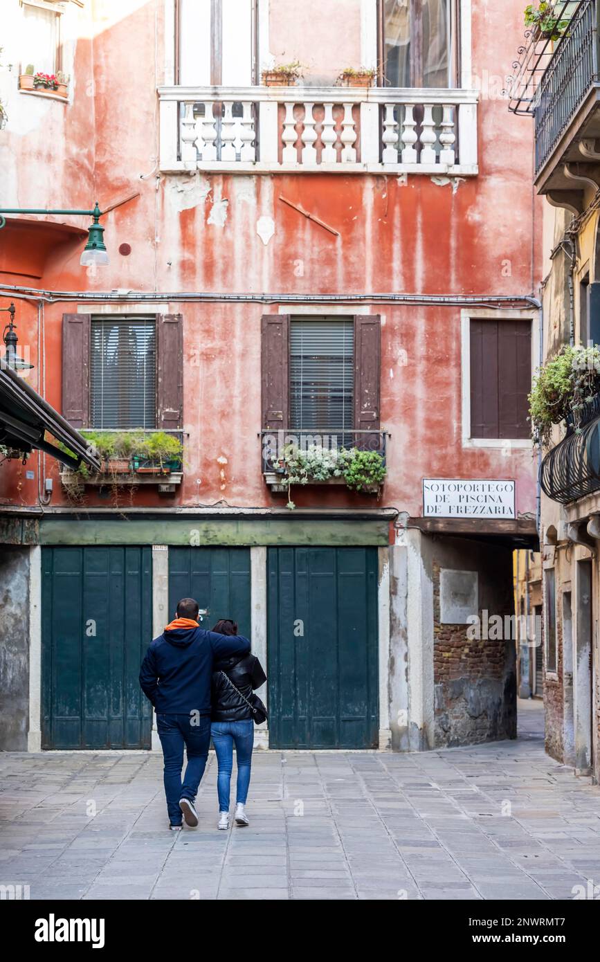Ein Paar, Frau und Mann, in den Gassen von Venedig, Italien Stockfoto