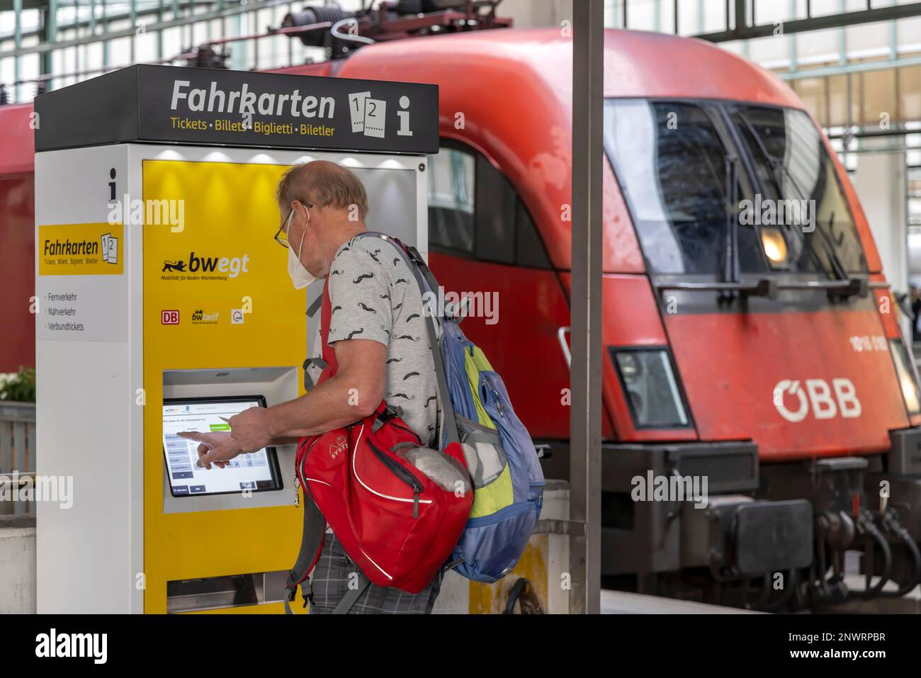 Passagier kauft ein Ticket am Fahrkartenautomaten am Hauptbahnhof Stuttgart, Baden-Württemberg, Deutschland Stockfoto
