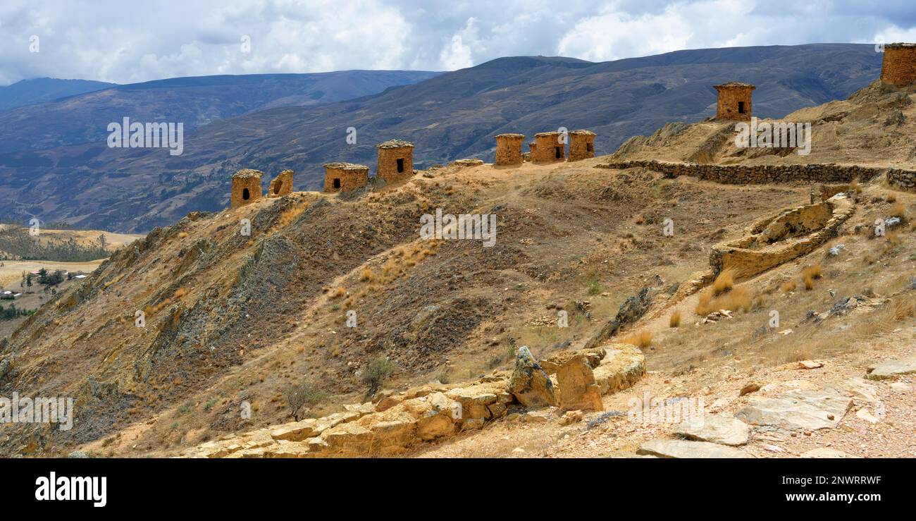 Chullpas in der archäologischen Ausgrabungsstätte Ninamarca vor der inka, Provinz Paucartombo, Region Cusco, Peru Stockfoto