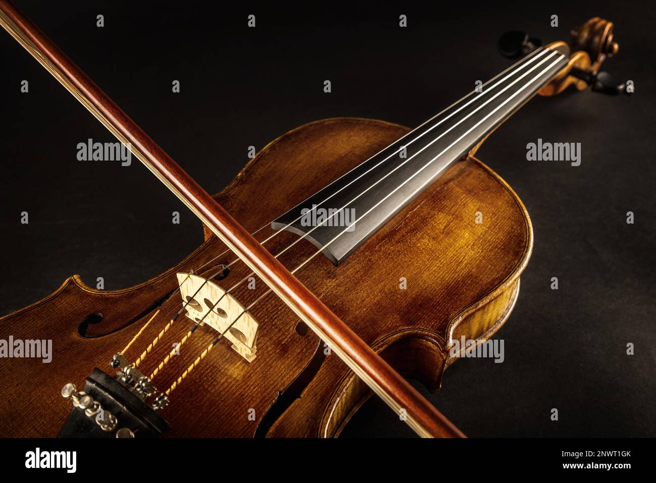 Nahaufnahme einer barocken Geige und einer Schleife Stockfoto