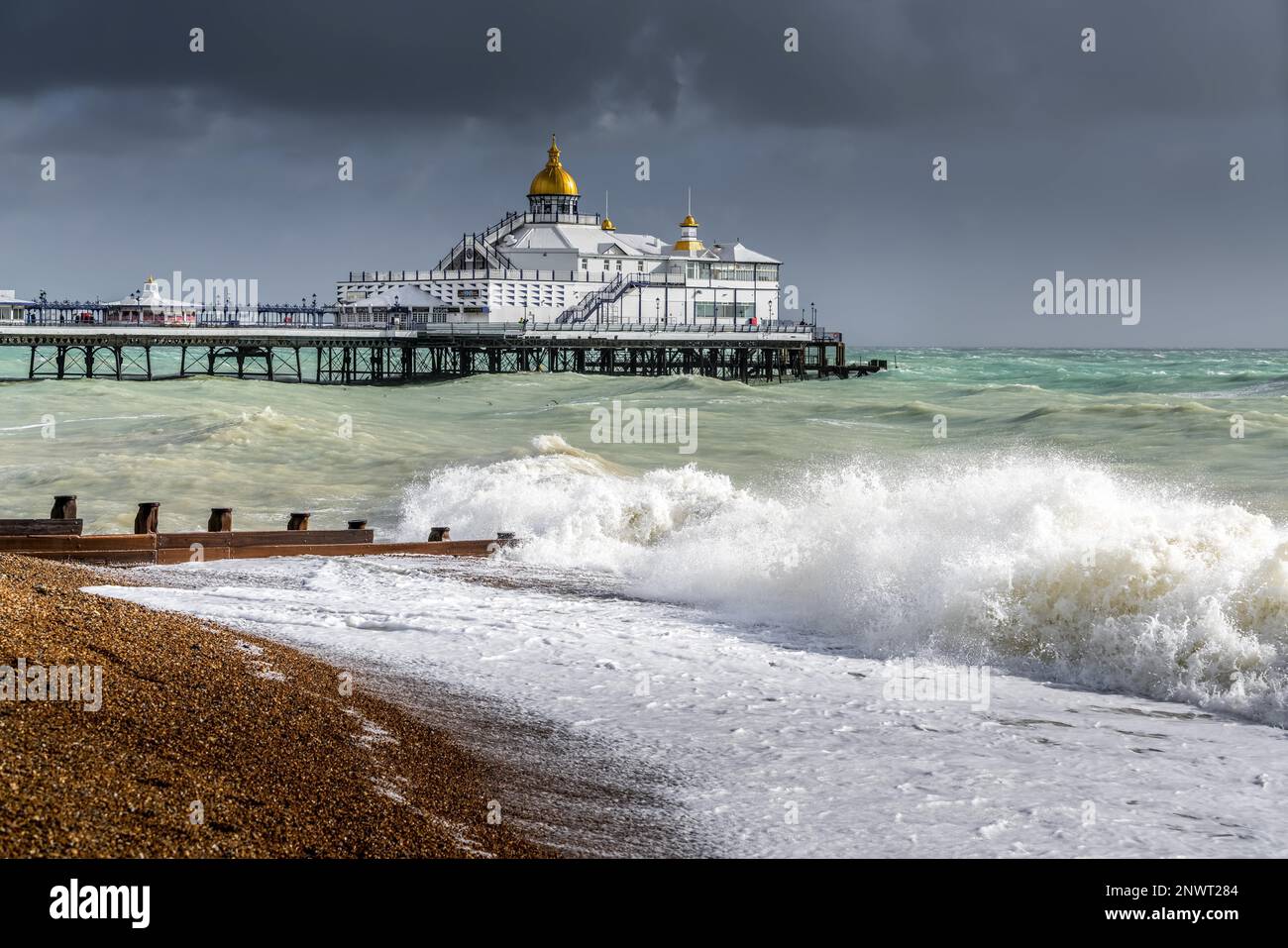 EASTBOURNE, East Sussex/UK - 21. Oktober: Ende des Sturms Brian Racing Vergangenheit Eastbourne Pier in East Sussex am 21. Oktober 2017 Stockfoto