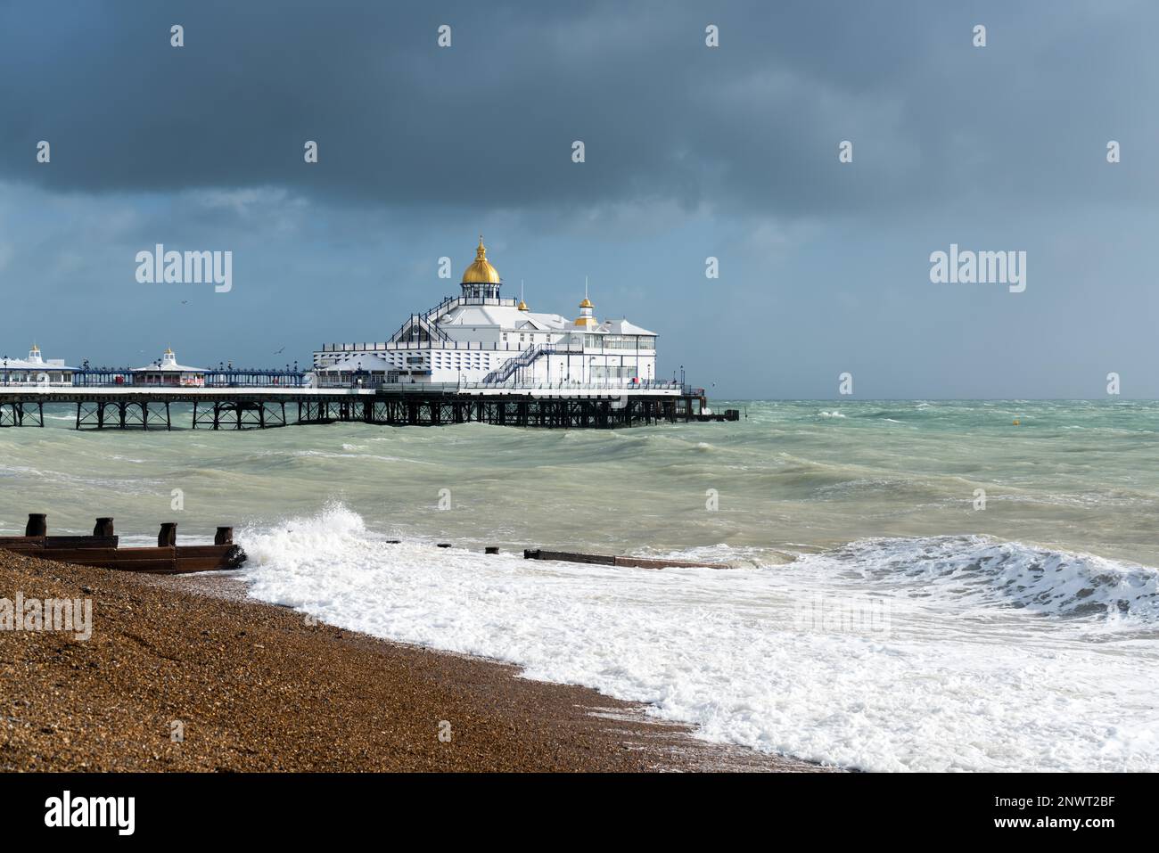 EASTBOURNE, East Sussex/UK - 21. Oktober: Ende des Sturms Brian Racing Vergangenheit Eastbourne Pier in East Sussex am 21. Oktober 2017 Stockfoto
