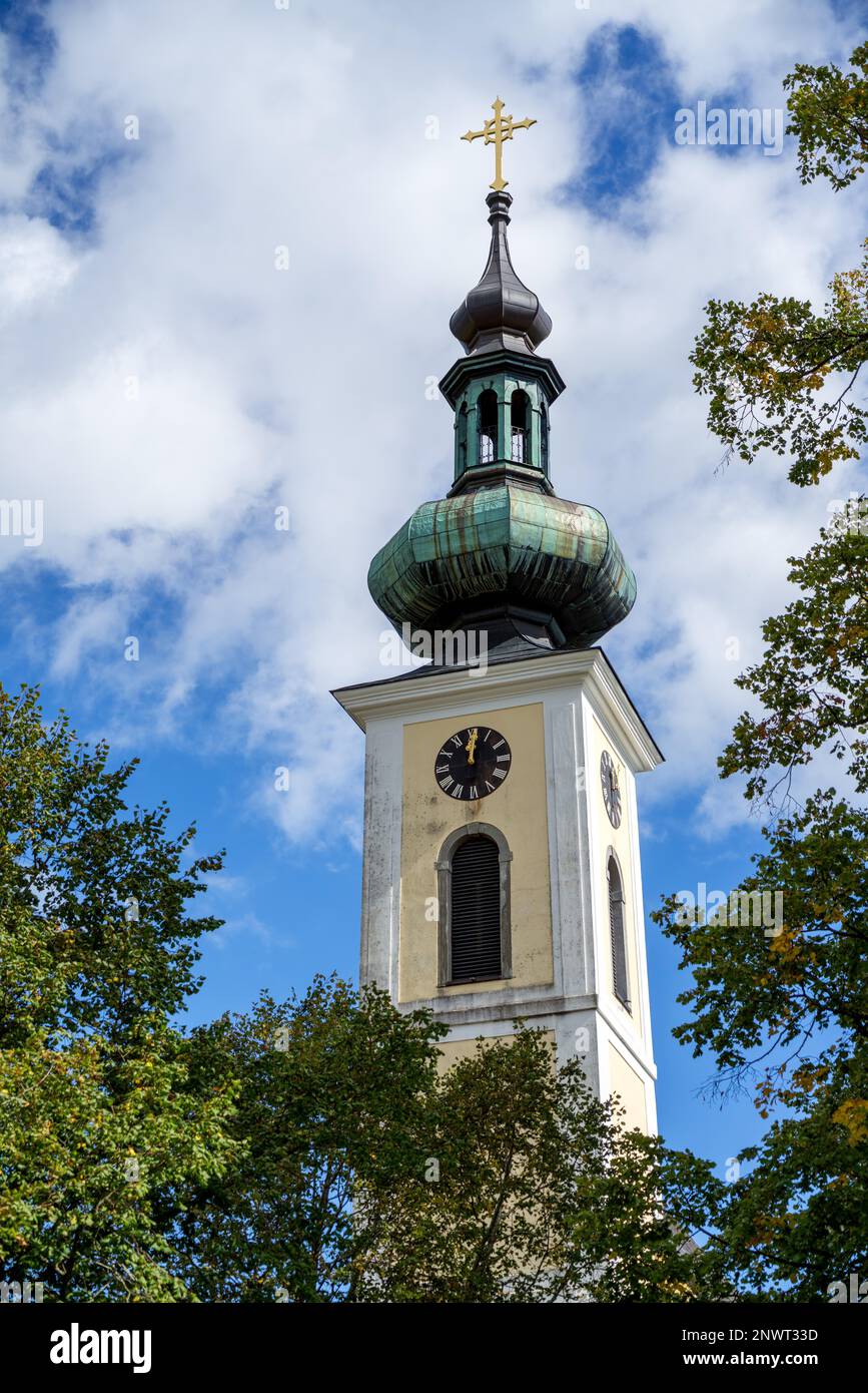 ATTERSEE, SALZKAMMERGUT/ÖSTERREICH - SEPTEMBER 18 : Blick auf die Pfarrei- und Wallfahrtskirche Maria Attersee Turm in Attersee am 18. September 2017 Stockfoto ATTERSEE, SALZKAMMERGUT/ÖSTERREICH - SEPTEMBER 18 : Blick auf die Pfarrei- und Wallfahrtskirche Maria Attersee Turm in Attersee am 18. September 2017 Stockfoto
