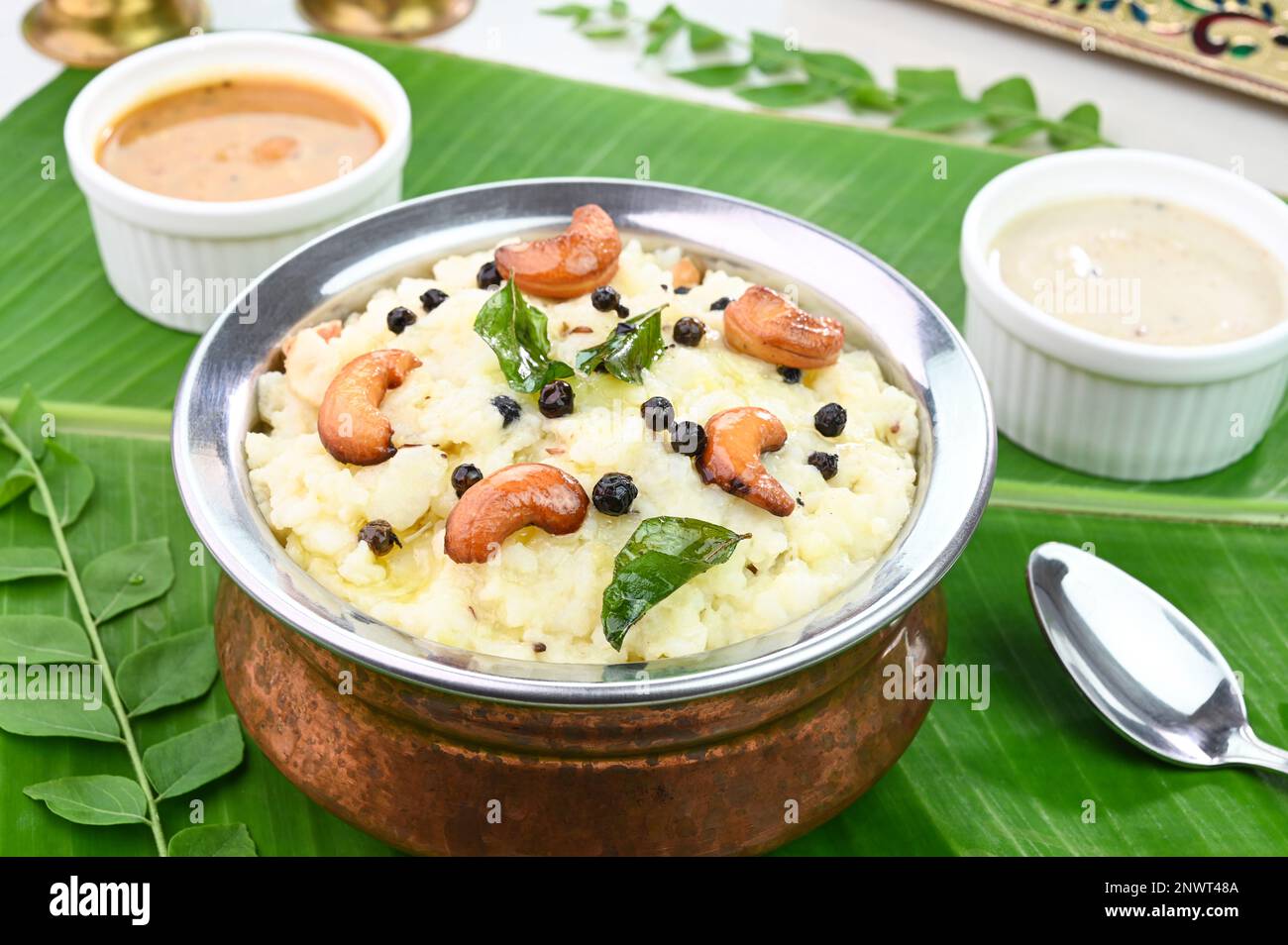 Ven Pongal berühmtes südindisches Frühstück, serviert in Bananenblättern Stockfoto