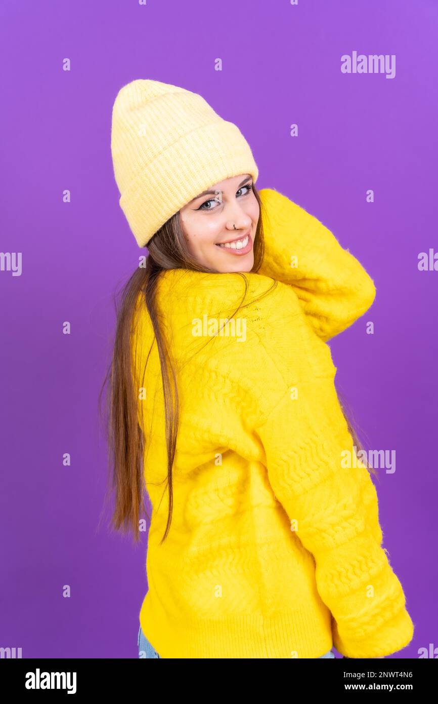 Nahaufnahme eines jungen Weißen in einem gelben Wollpullover isoliert auf gelbem Hintergrund, lächelnd Stockfoto
