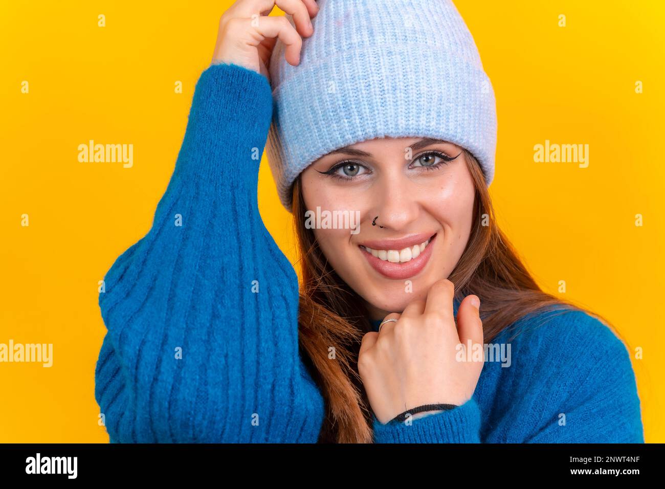 Nahaufnahme eines jungen Weißen in blauem Wollpullover, isoliert auf dem Hintergrund, lächelnd Stockfoto