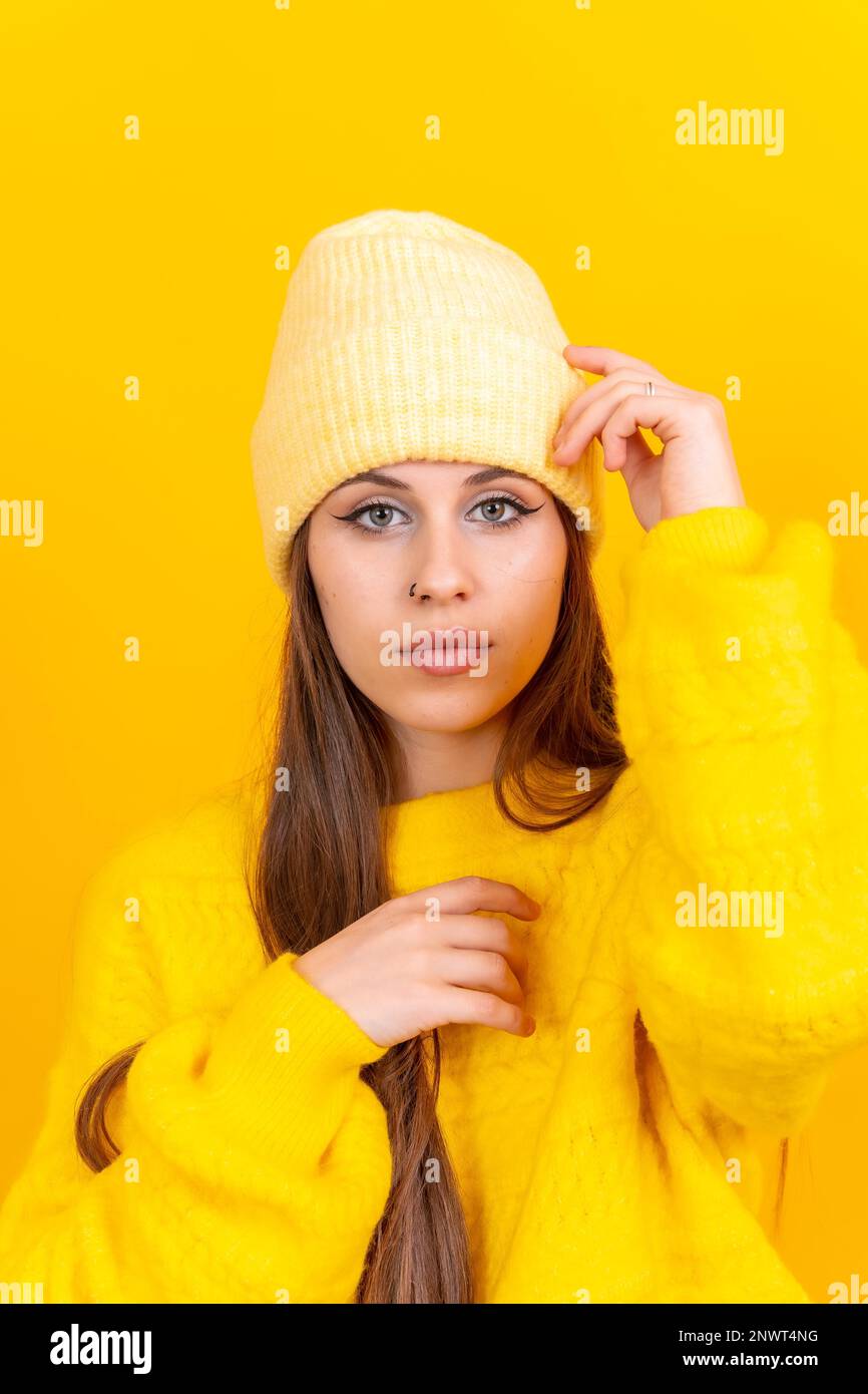 Nahaufnahme eines jungen Weißen im Wollpullover, isoliert auf gelbem Hintergrund, in die Kamera Stockfoto