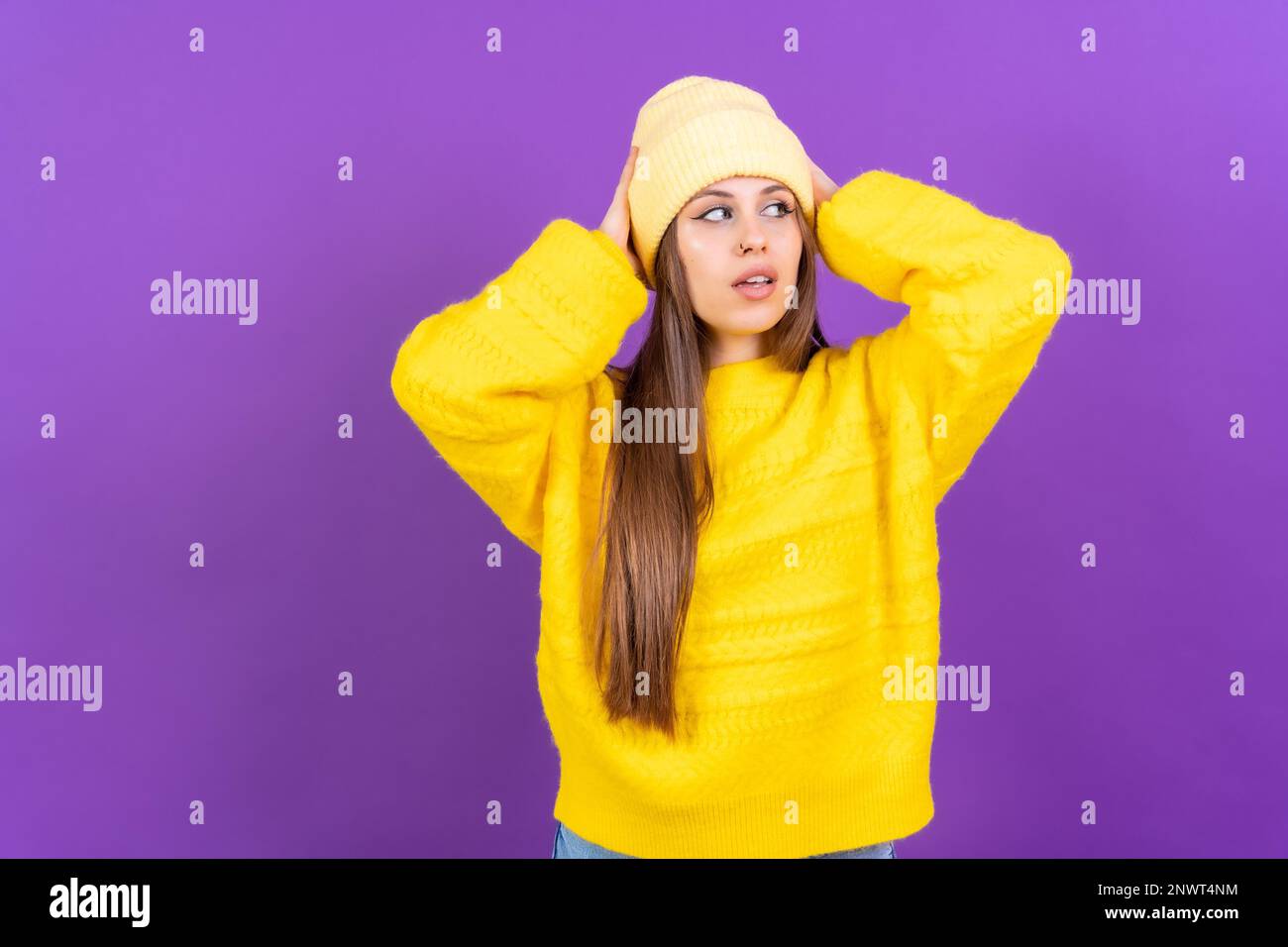 Nahaufnahme einer jungen Weissfrau in Wollpullover isoliert auf gelbem Studiohintergrund Stockfoto