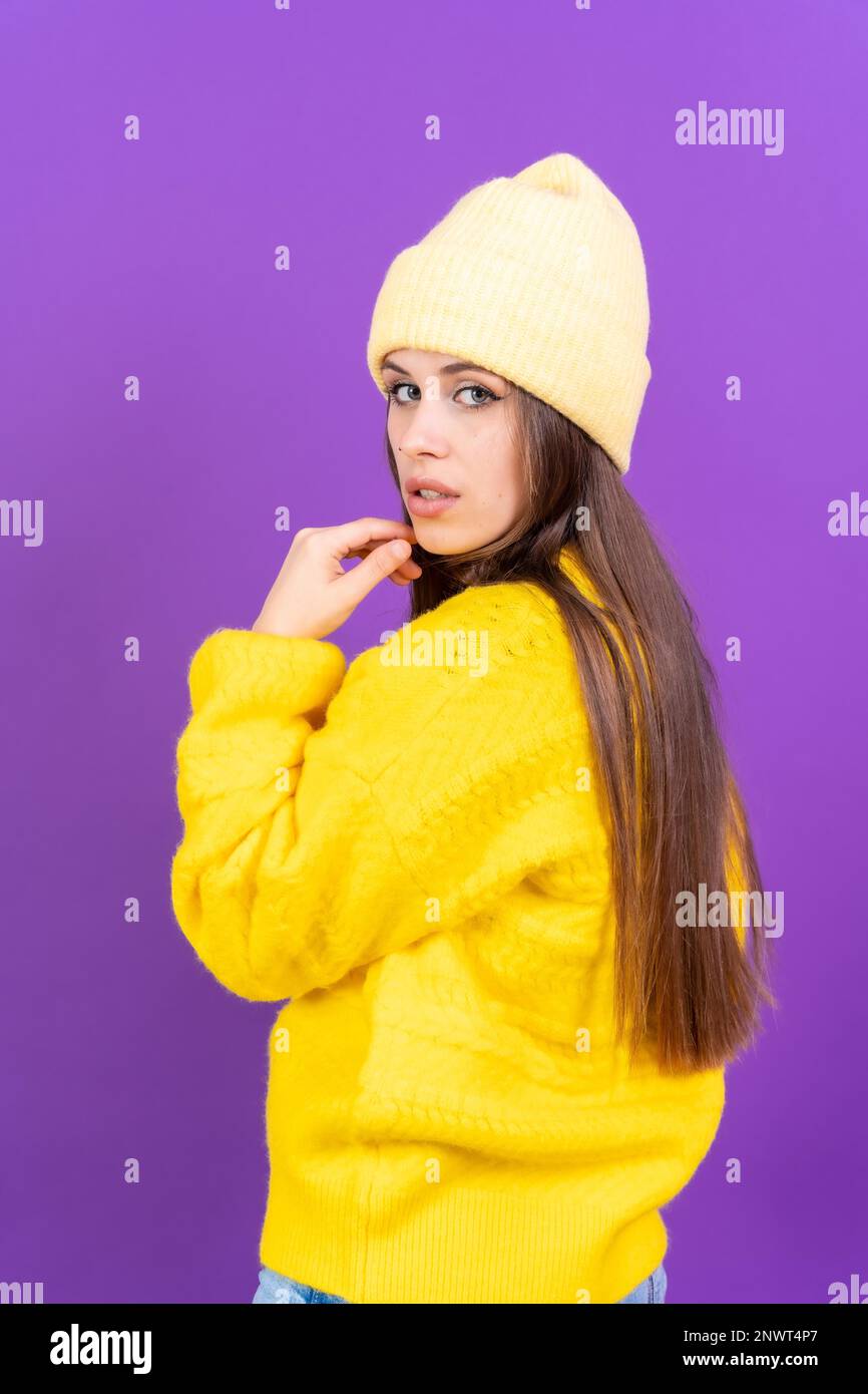 Nahaufnahme einer jungen Weissfrau in Wollpullover isoliert auf gelbem Studiohintergrund Stockfoto