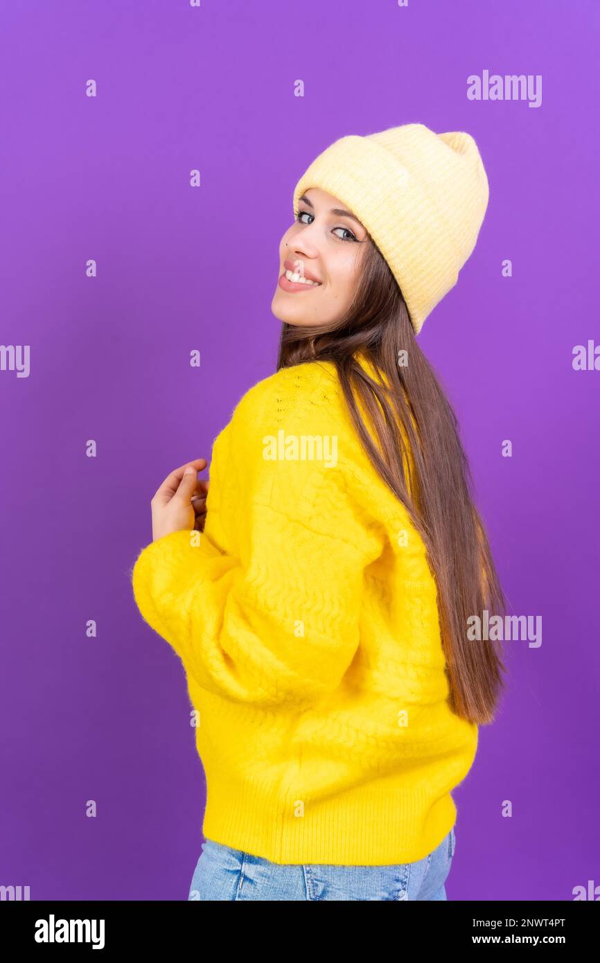 Nahaufnahme einer jungen Weissfrau im gelben Wollpullover isoliert auf gelbem Studiohintergrund Stockfoto