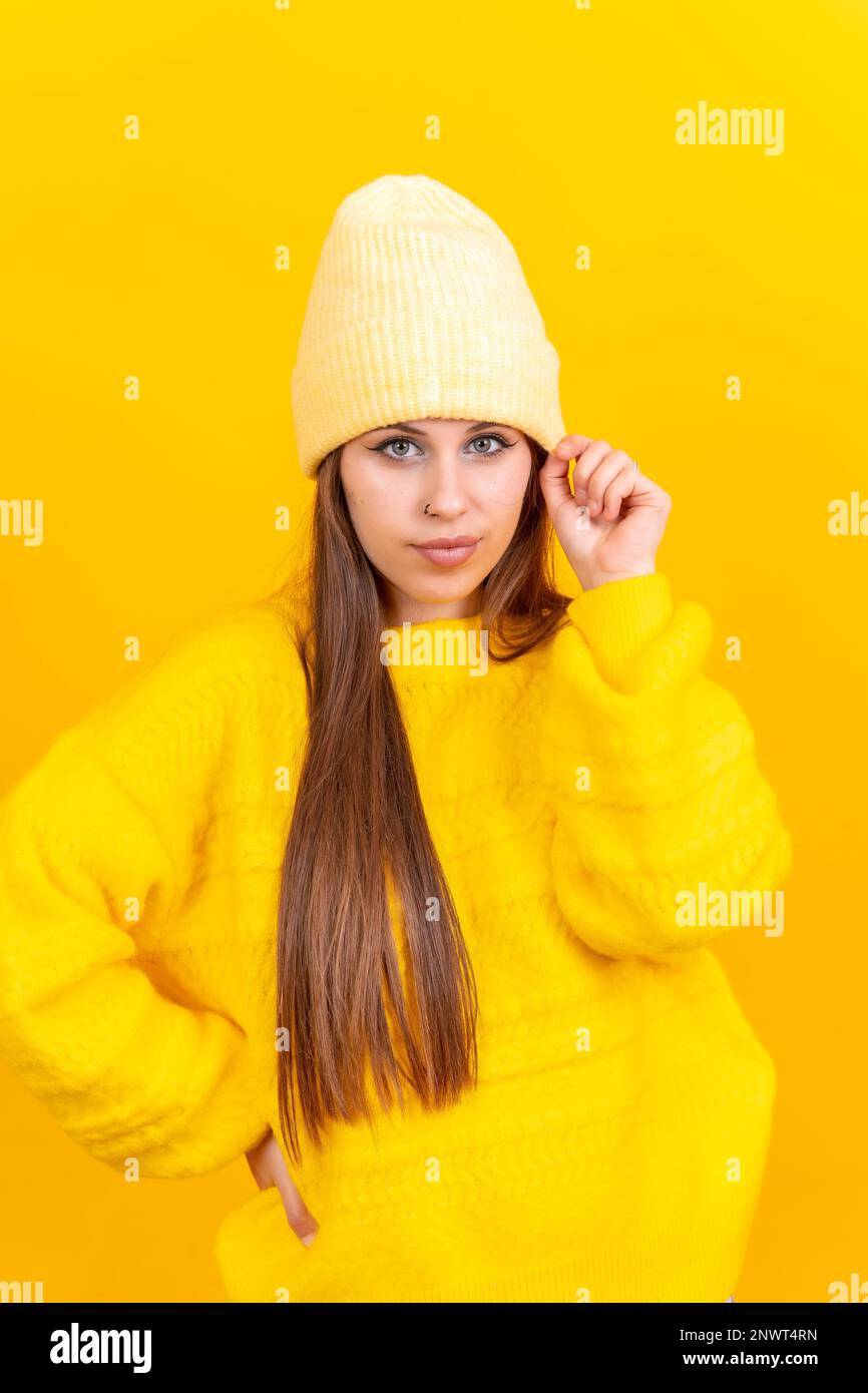 Nahaufnahme eines jungen Weißen in Wollpullover isoliert auf gelbem Hintergrund, lächelnd Stockfoto
