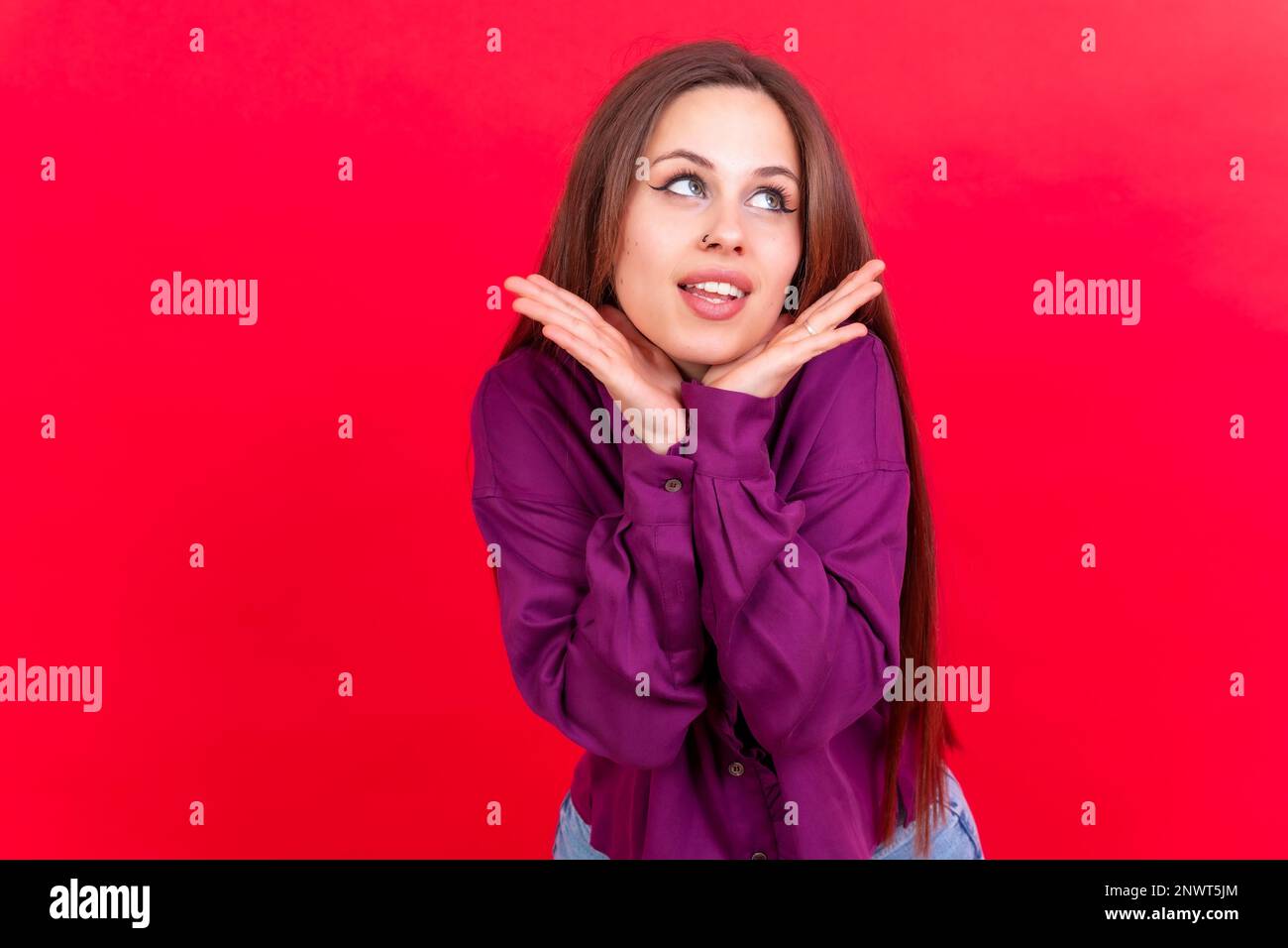 Nahaufnahme eines jungen, fröhlichen, isolierten Studiohintergrunds mit lila Hemd Stockfoto