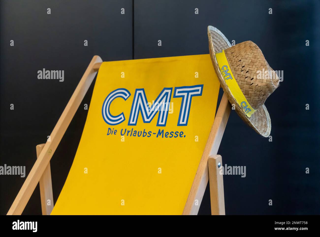 Reise-Messe CMT, Symbolfoto eines Liegestuhls, nach Angaben des Messeveranstalters ist CMT die weltweit größte öffentliche Messe für Tourismus Stockfoto