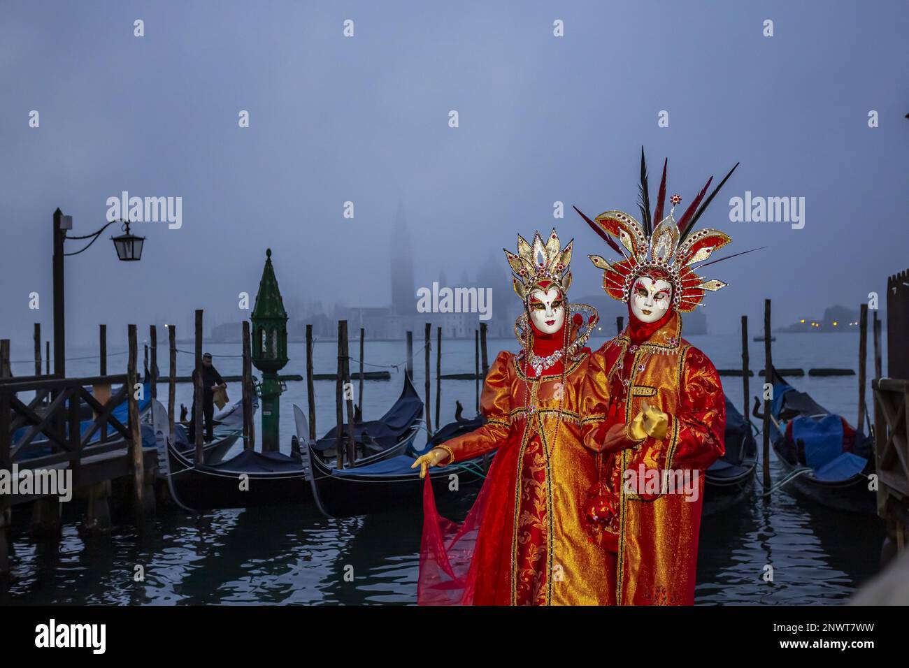 Carnevale di Venezia, aufwändige Masken und fantasievolle Kostüme können Sie in der ganzen Stadt während des Karnevals, Venedig, Italien, sehen Stockfoto