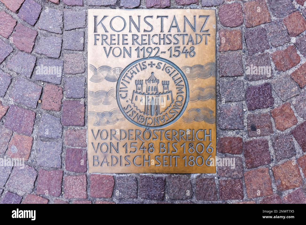 Bodenplatte am Bodensee in Constance zur Erinnerung an die Geschichte der ehemaligen freien Kaiserstadt Constance, Baden-Württemberg Stockfoto