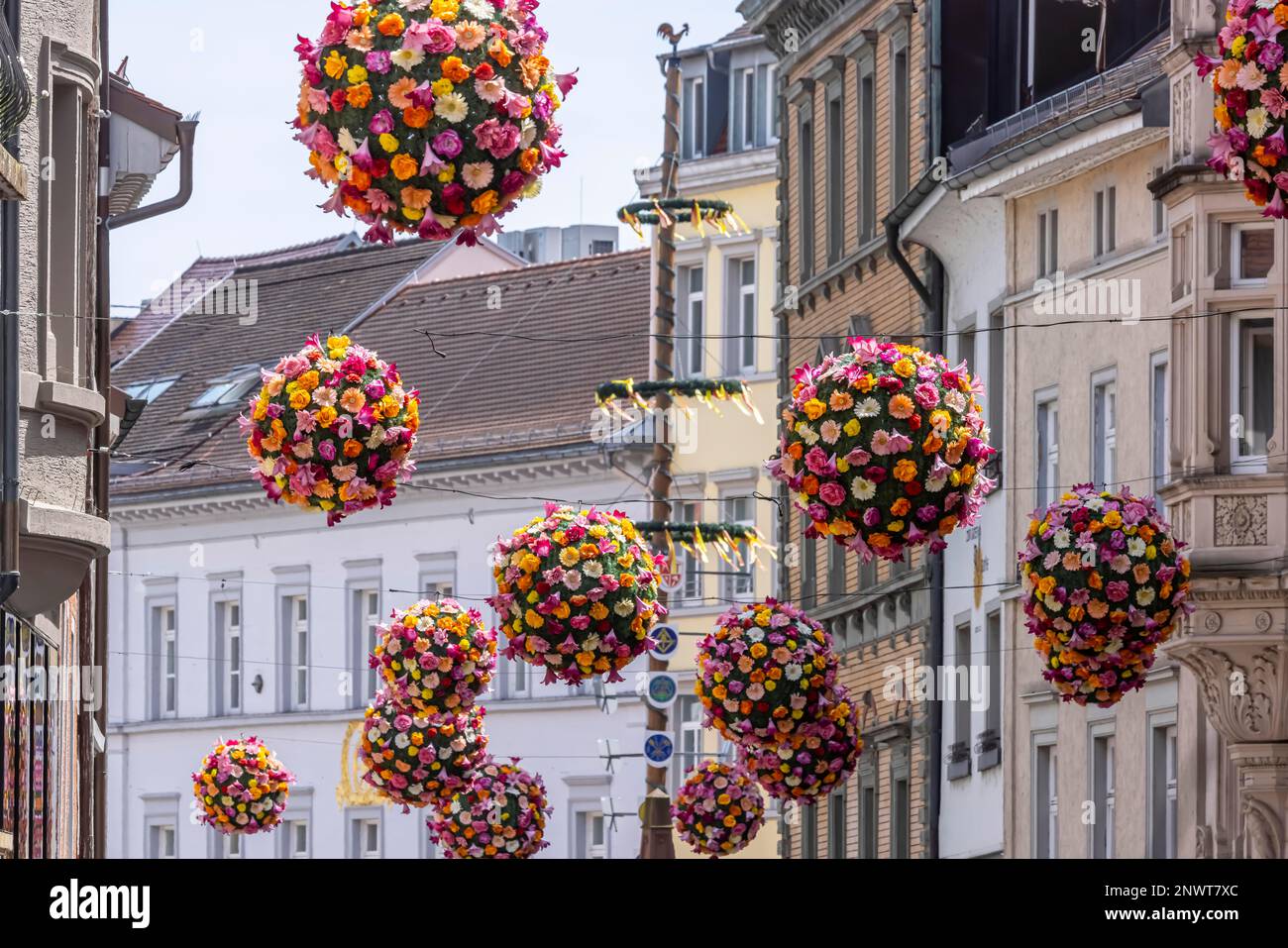 Altstadt, künstlerische Blumendekorationen sorgen für Farbspritzer im Stadtzentrum von Constance, Baden-Württemberg, Deutschland Stockfoto