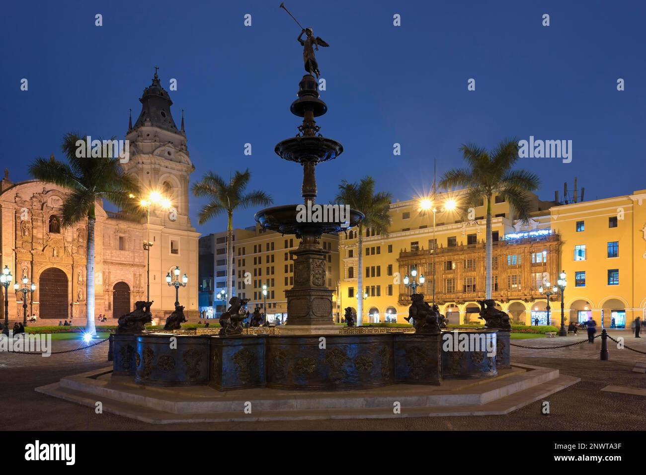 Plaza de Armas und Basilika Metropolitanische Kathedrale von Lima bei Nacht, Lima, Peru Stockfoto