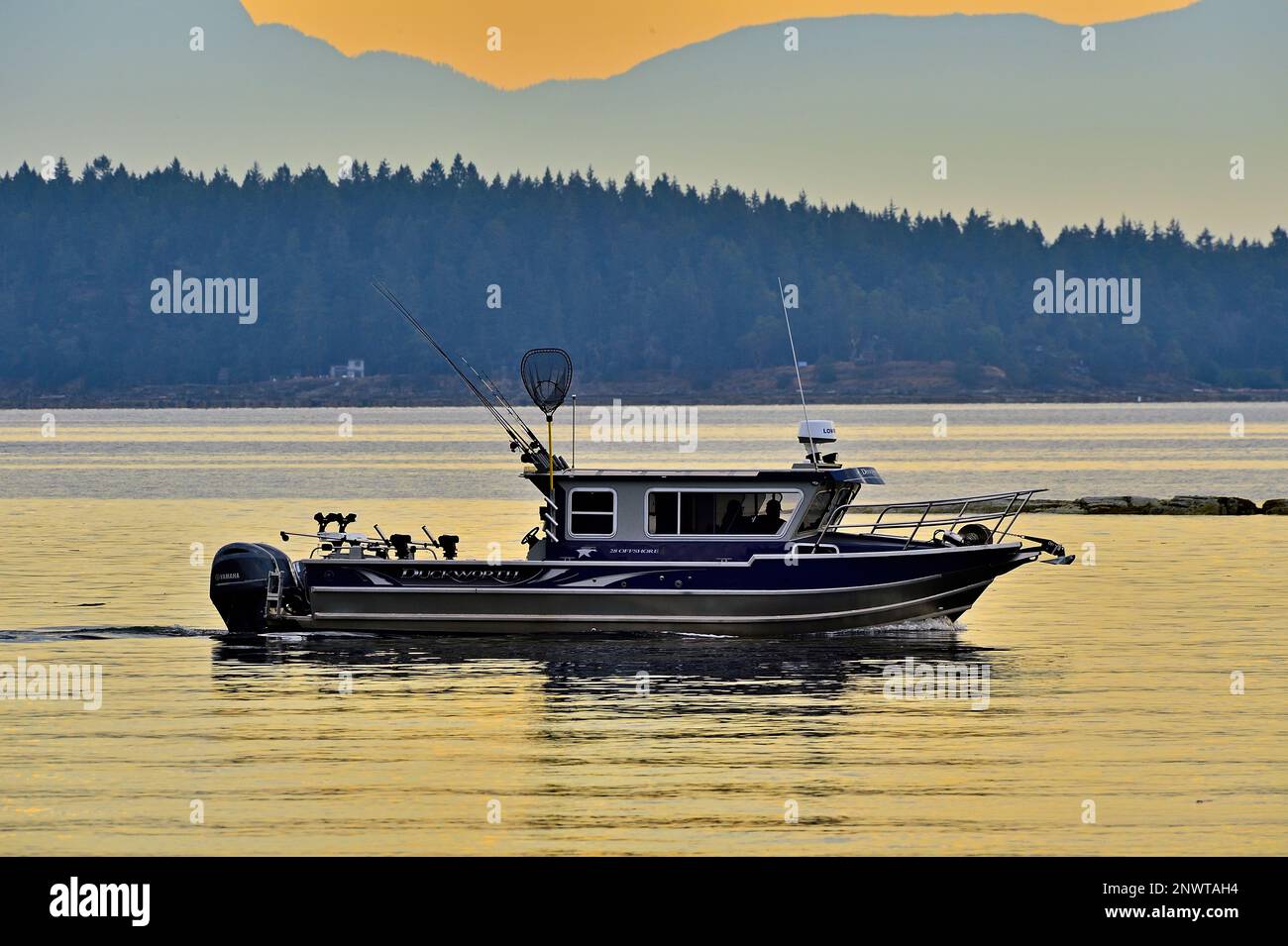 Ein Duckworth-Boot, das zum Lachsfischen vorbereitet ist, und auf dem Kanal an der Pazifikküste Kanadas beginnt. Stockfoto