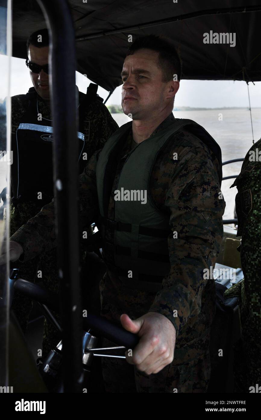 USA Oberstleutnant Timothy Riemann, Inspektor Ausbilder des 4. Assault Amphibian Battalion, Kapitän eines kolumbianischen Marine Corps-Kampfschiffes auf dem Fluss Atrato nahe der kolumbianischen Marinebasis Turbo, Turbo, Kolumbien, 24. Januar 2023. USA Marinekorps, Lieutenant General David Bellon, Kommandeur der USA Marine Corps Forces, Süd und USA Reserve der Marinekorps, seine Mitarbeiter und Führer des 4. Assault-Amphibienbataillons reisten nach Kolumbien, um sich mit der Führung des Infantería de Marina Colombiana (Kolumbianisches Marinekorps) zu treffen, um die Partnerschaft zwischen den beiden Navies und weiter zu stärken Stockfoto